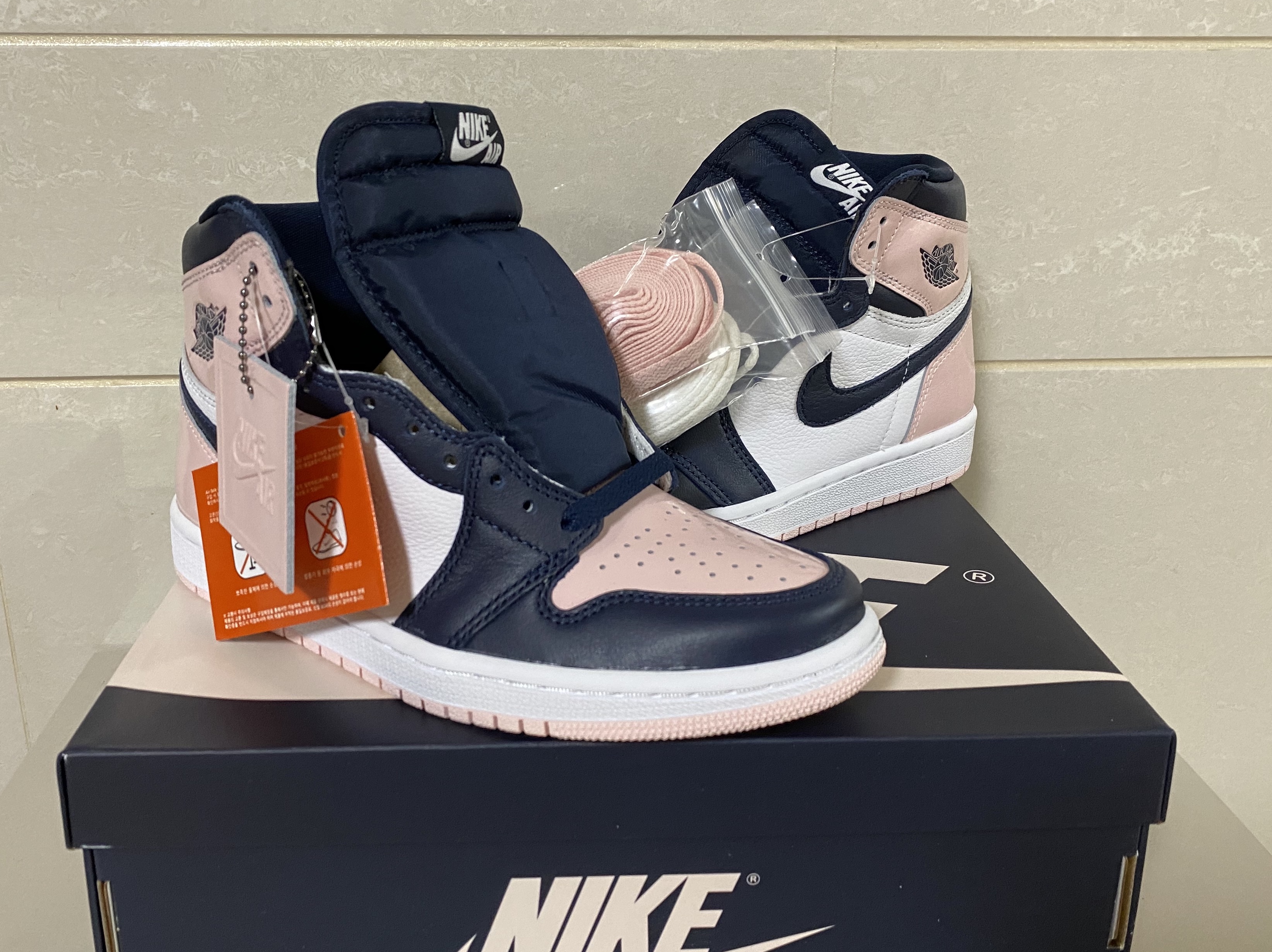 (W) Jordan 1 Retro High OG Atmosphere 착용 스타일 - 1