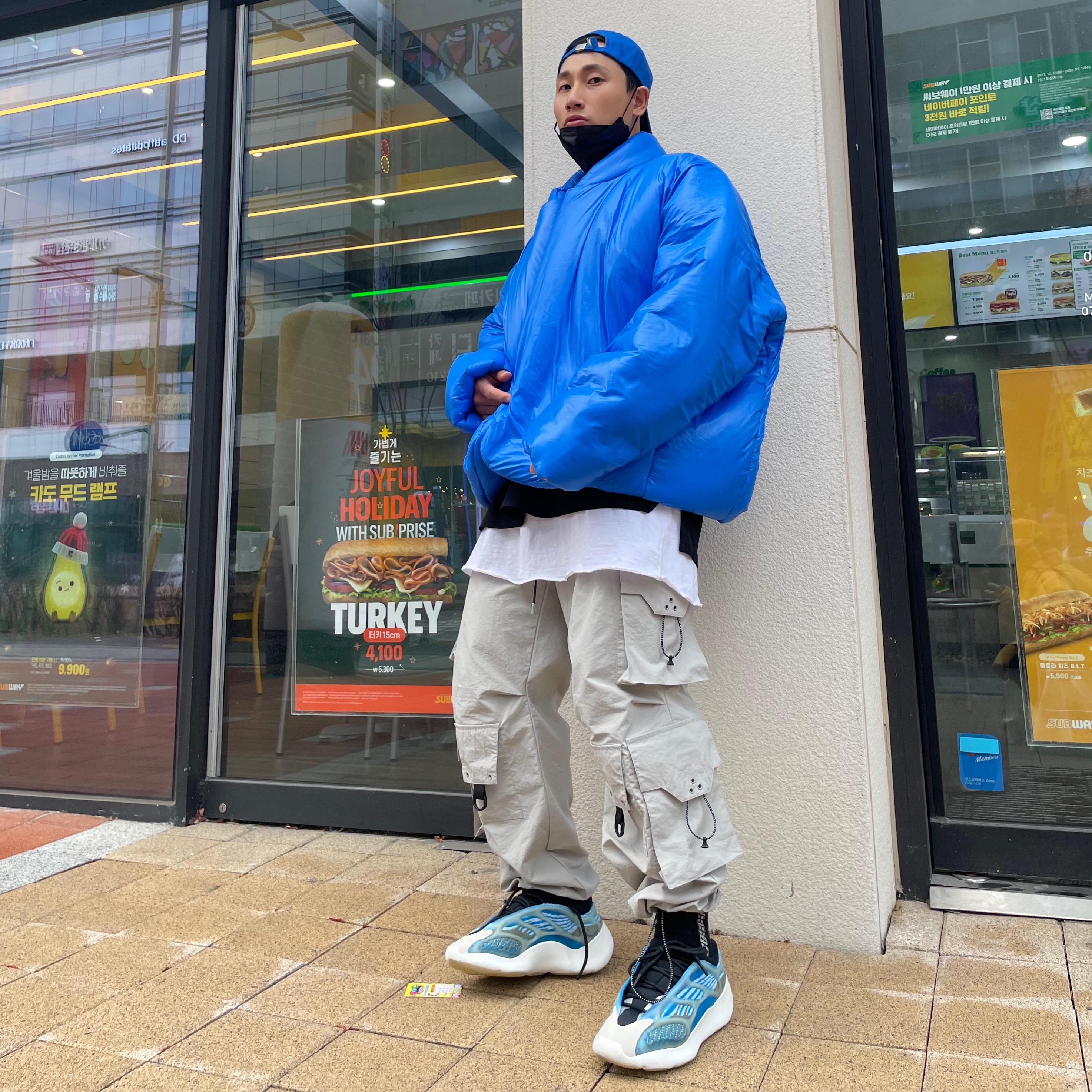 Yeezy Gap Round Jacket Blue, Adidas Yeezy 700 V3 Arzareth 착용 스타일