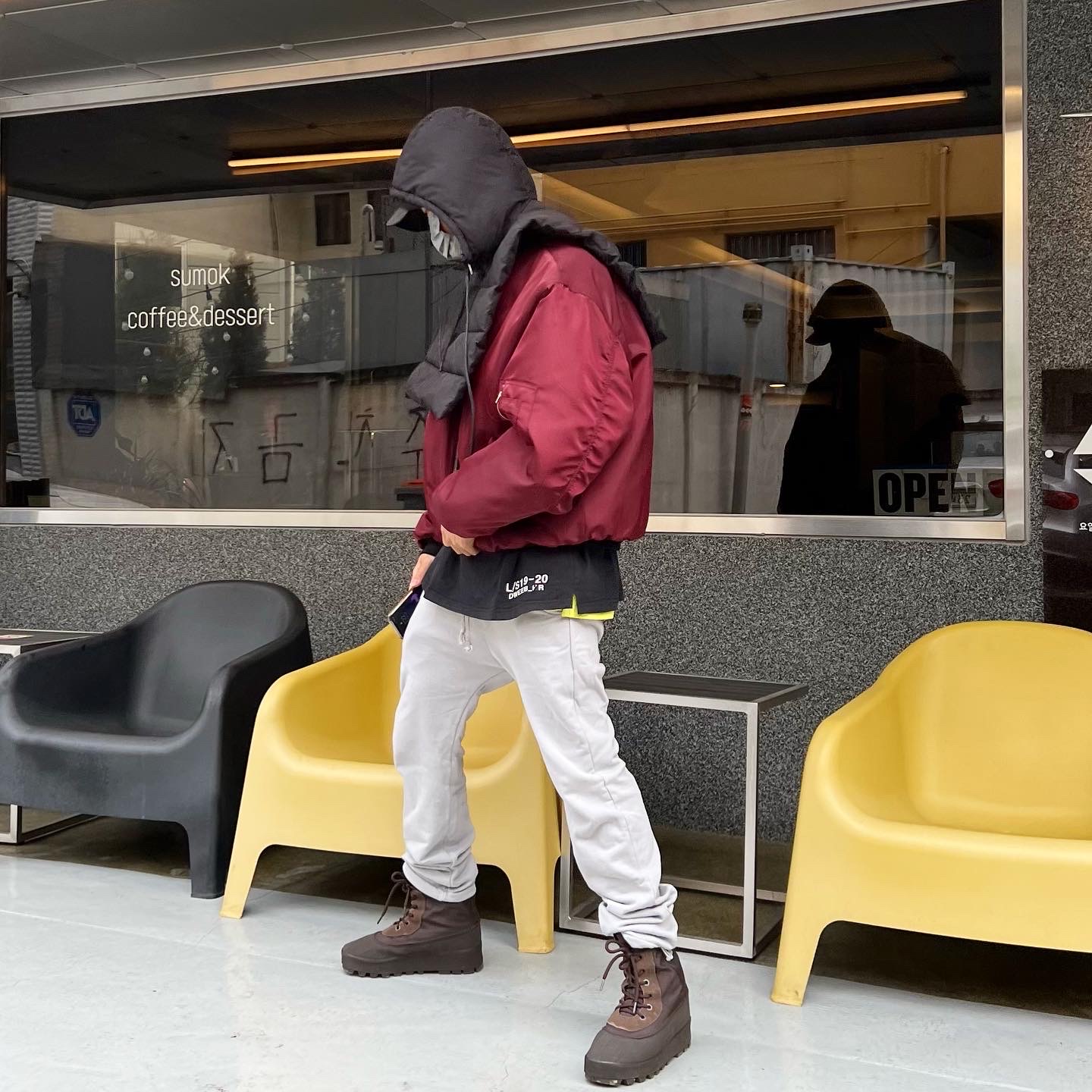 Adidas Yeezy 950 Chocolate, Nike x Peaceminusone Kwondo1 White 착용 스타일