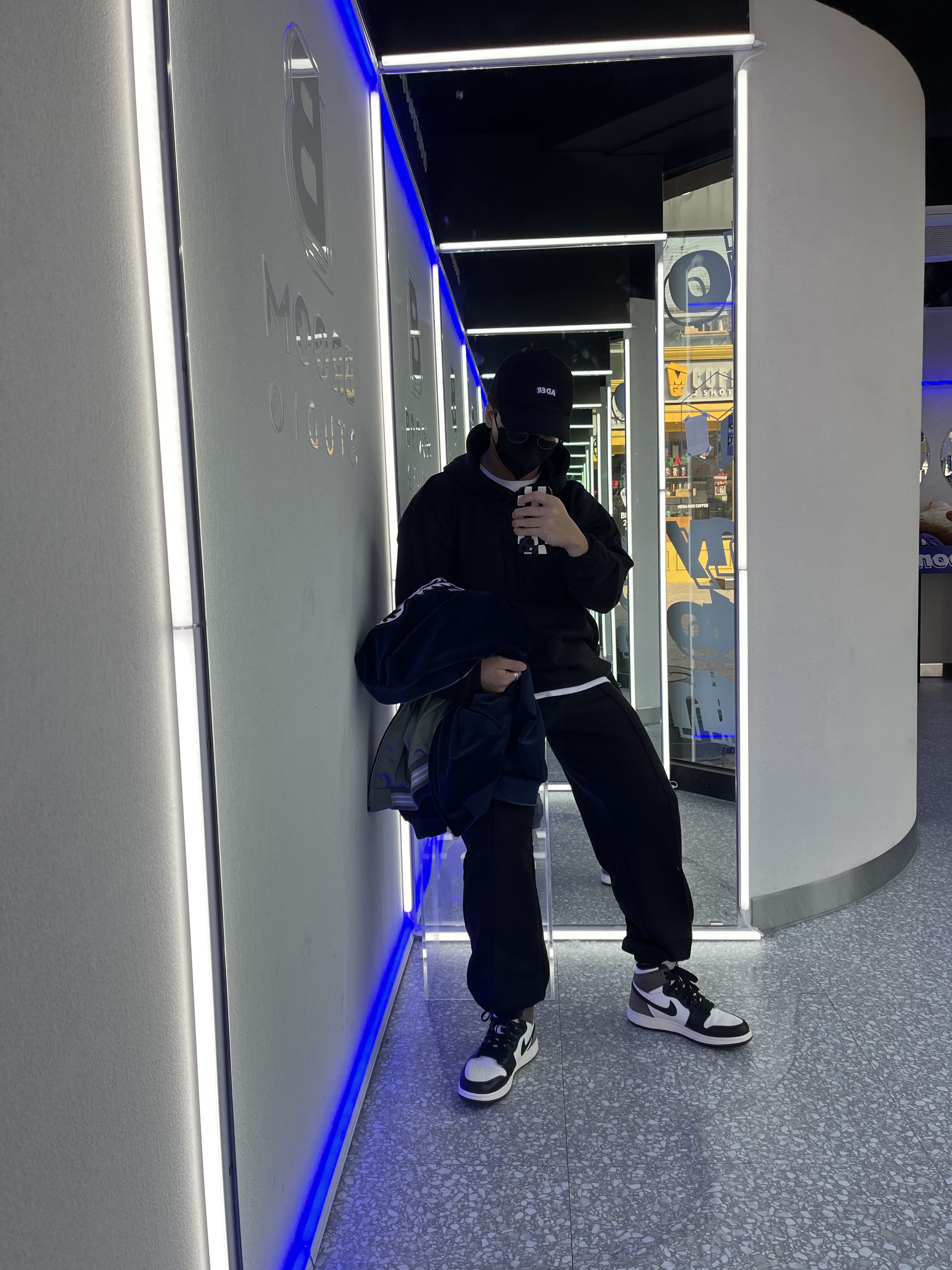 Nike x Sacai VaporWaffle Sesame and Blue Void, Jordan 1 x Travis Scott x Fragment Retro Low OG SP Military Blue 착용 스타일 - 3