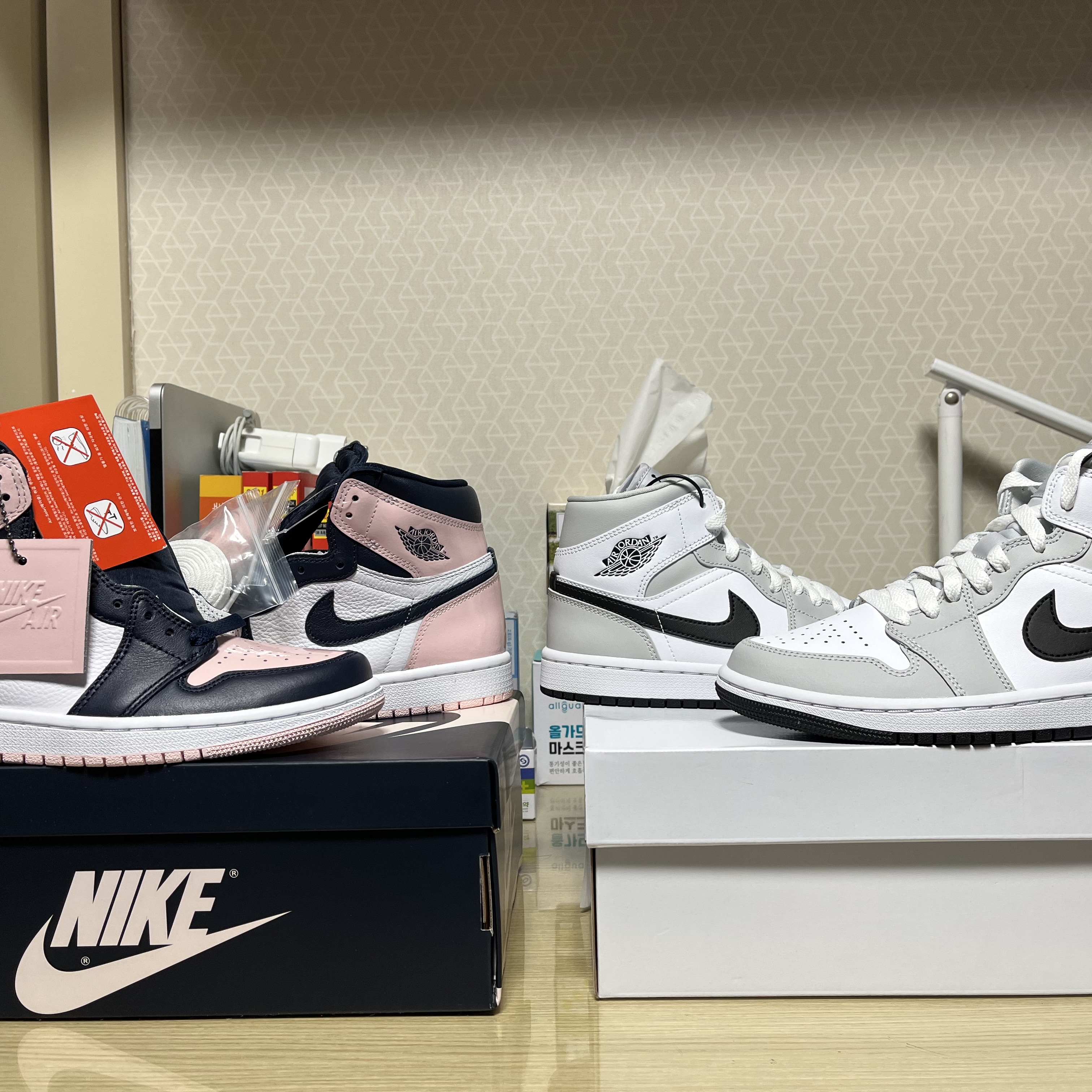 (W) Jordan 1 Retro High OG Atmosphere, (W) Jordan 1 Mid Grey Fog 착용 스타일