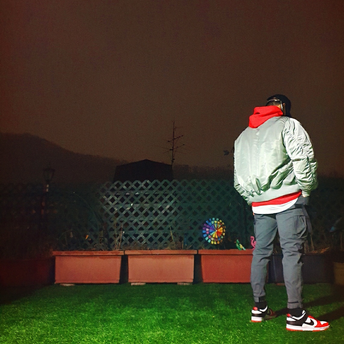 Nike x NBA Dunk Low Retro EMB Black and Chile Red 착용 스타일 - 3