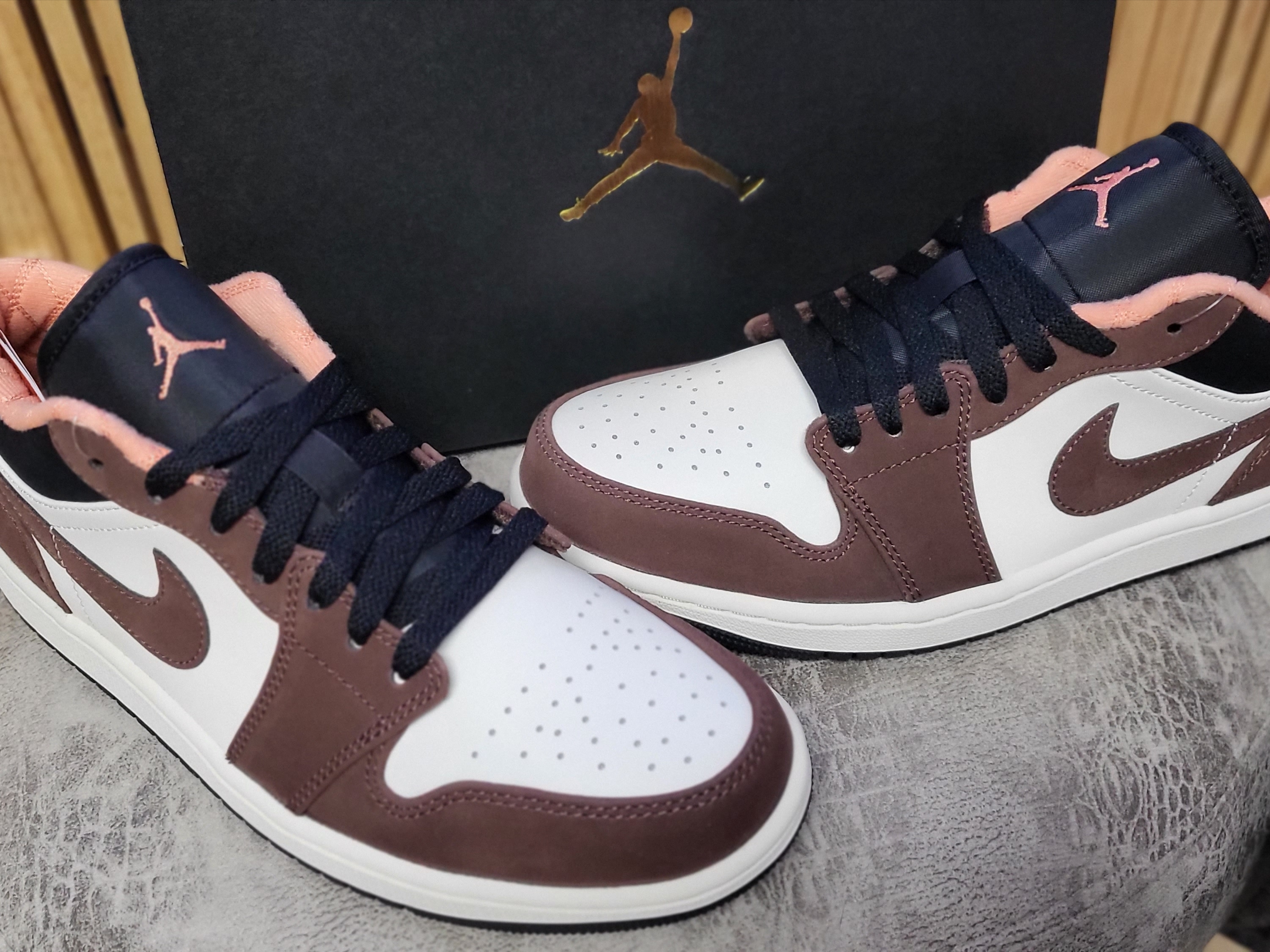 Jordan 1 Low SE Chocolate Bliss 착용 스타일 - 3