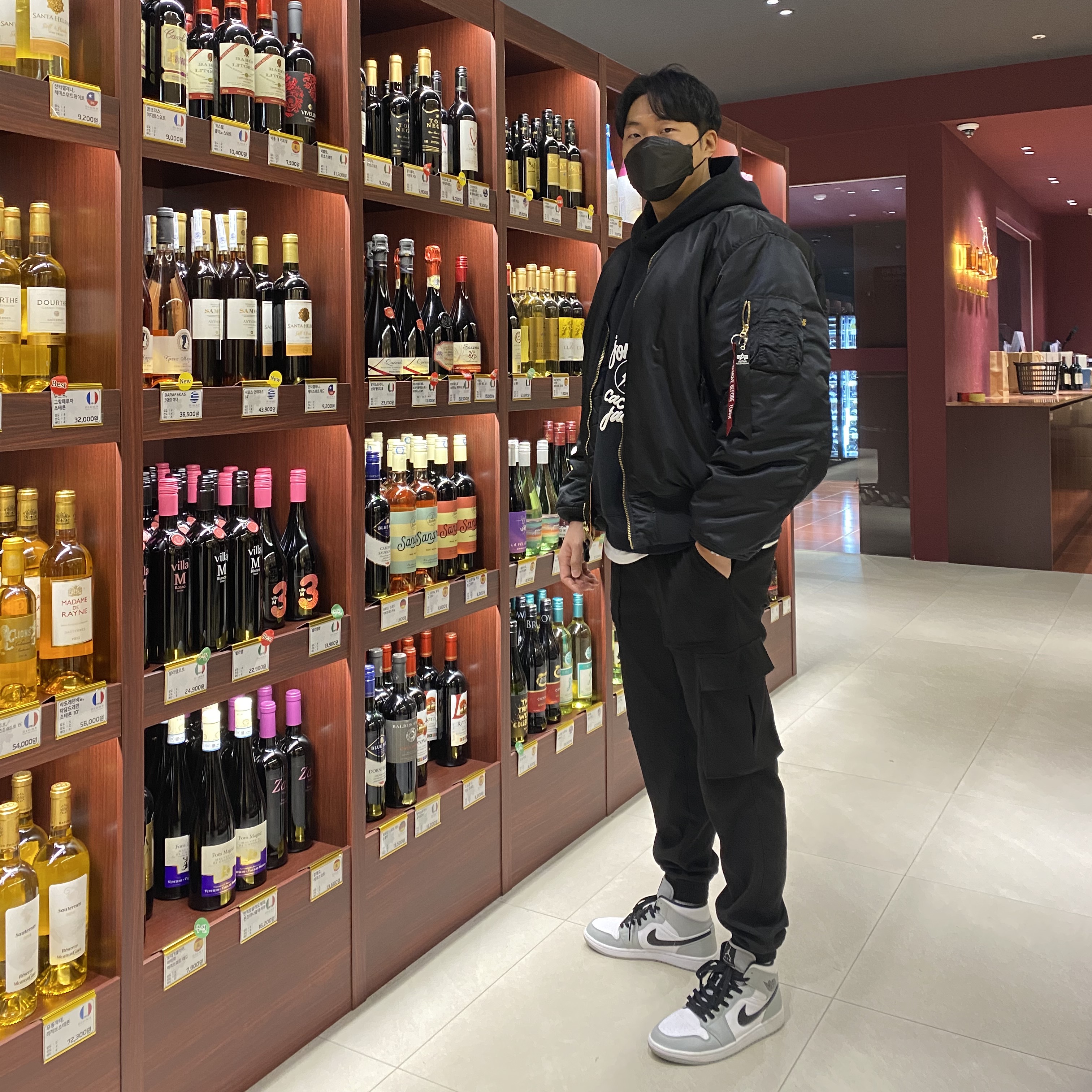 Jordan 1 Mid Light Smoke Grey, Jordan x Travis Scott x Fragment Hoodie Black (DJ0615-010) 착용 스타일 - 1