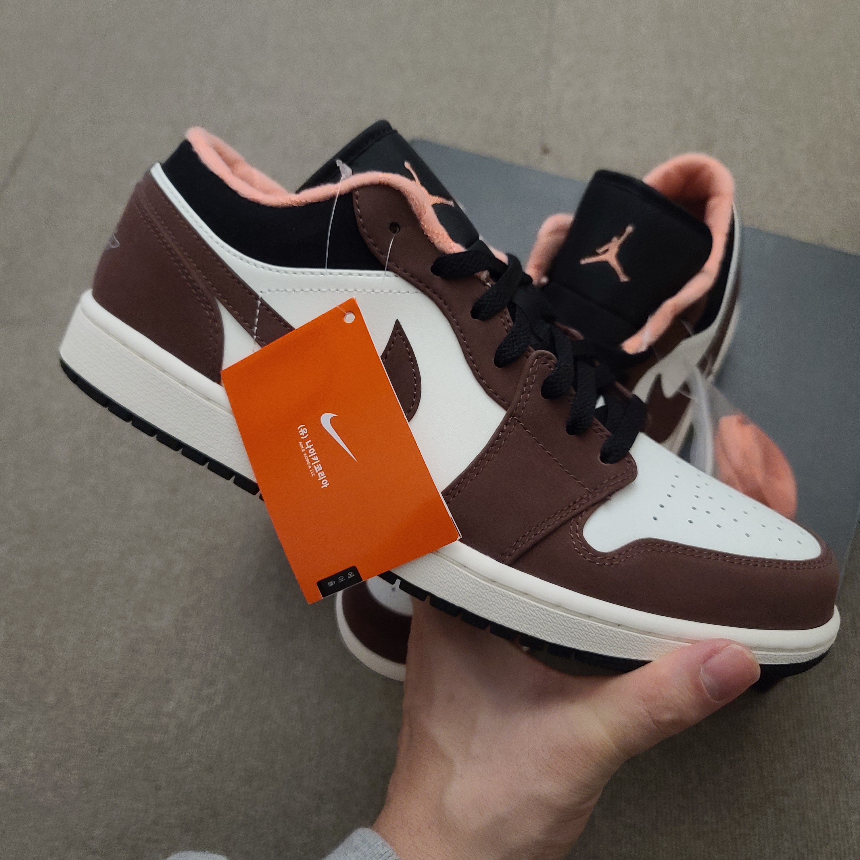 Jordan 1 Low SE Chocolate Bliss 착용 스타일 - 2