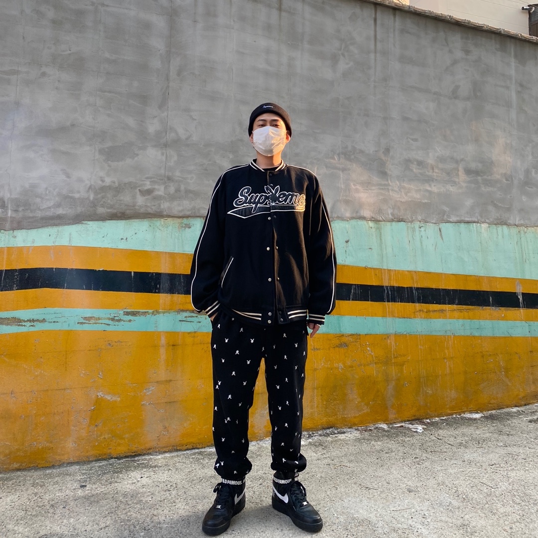 Supreme Loose Gauge Beanie Black, Nike x Supreme Air Force 1 High World Famous Black 착용 스타일 - 1
