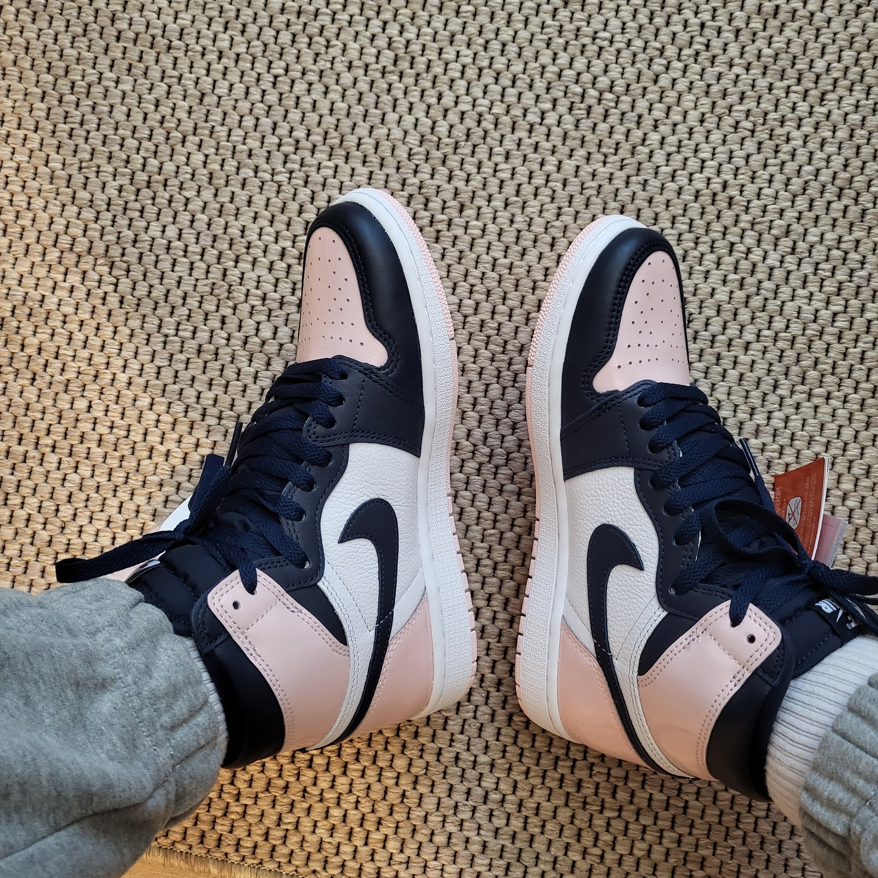 (W) Jordan 1 Retro High OG Atmosphere 착용 스타일 - 1