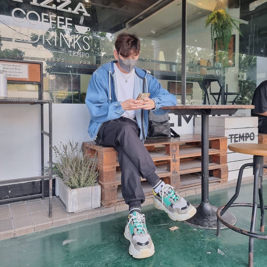 Balenciaga x Gucci The Hacker Project Triple S Sneakers Beige Ebony GG Supreme Yellow Green 착용 스타일