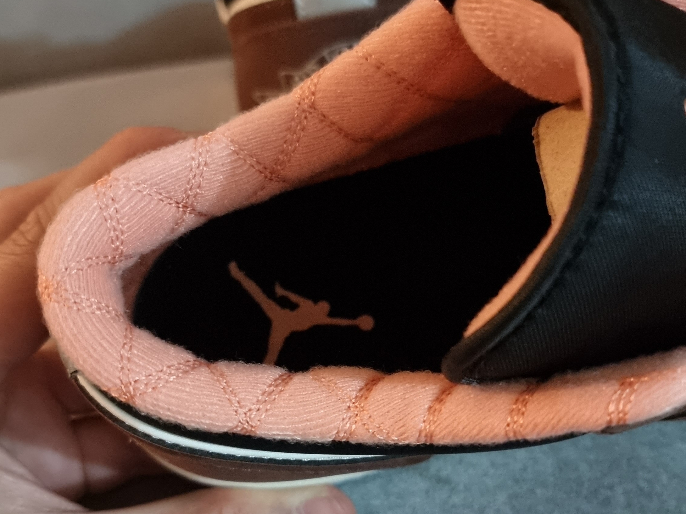 Jordan 1 Low SE Chocolate Bliss 착용 스타일 - 3