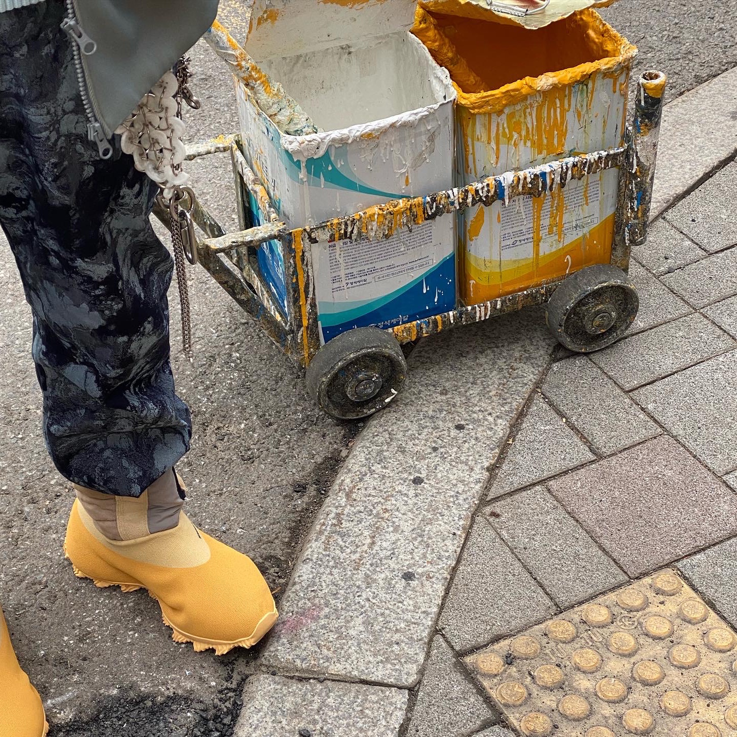 adidas Yeezy Knit RNR Boot Sulfur 착용 스타일 - 3