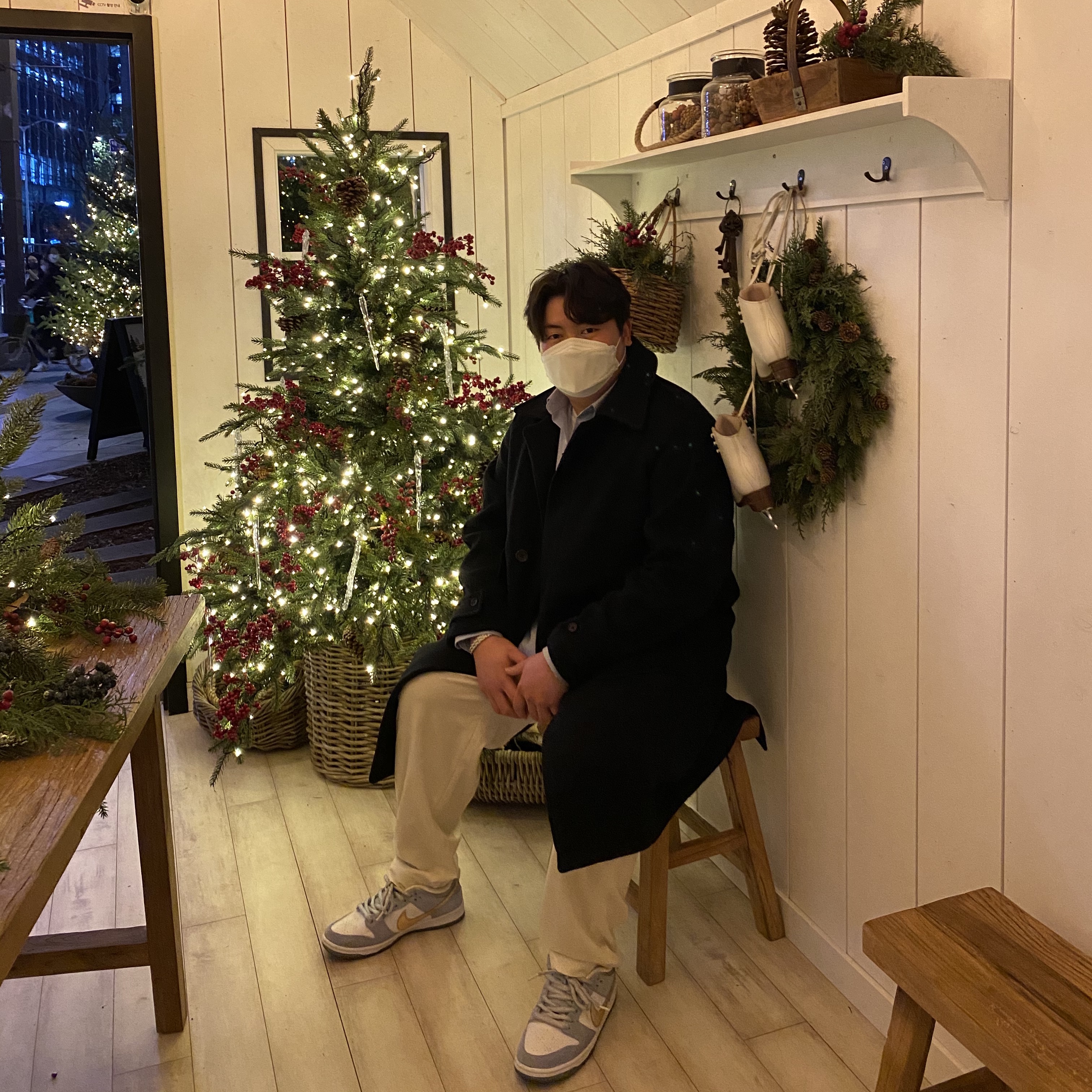 Nike x Sean Cliver SB Dunk Low Holiday Special 착용 스타일