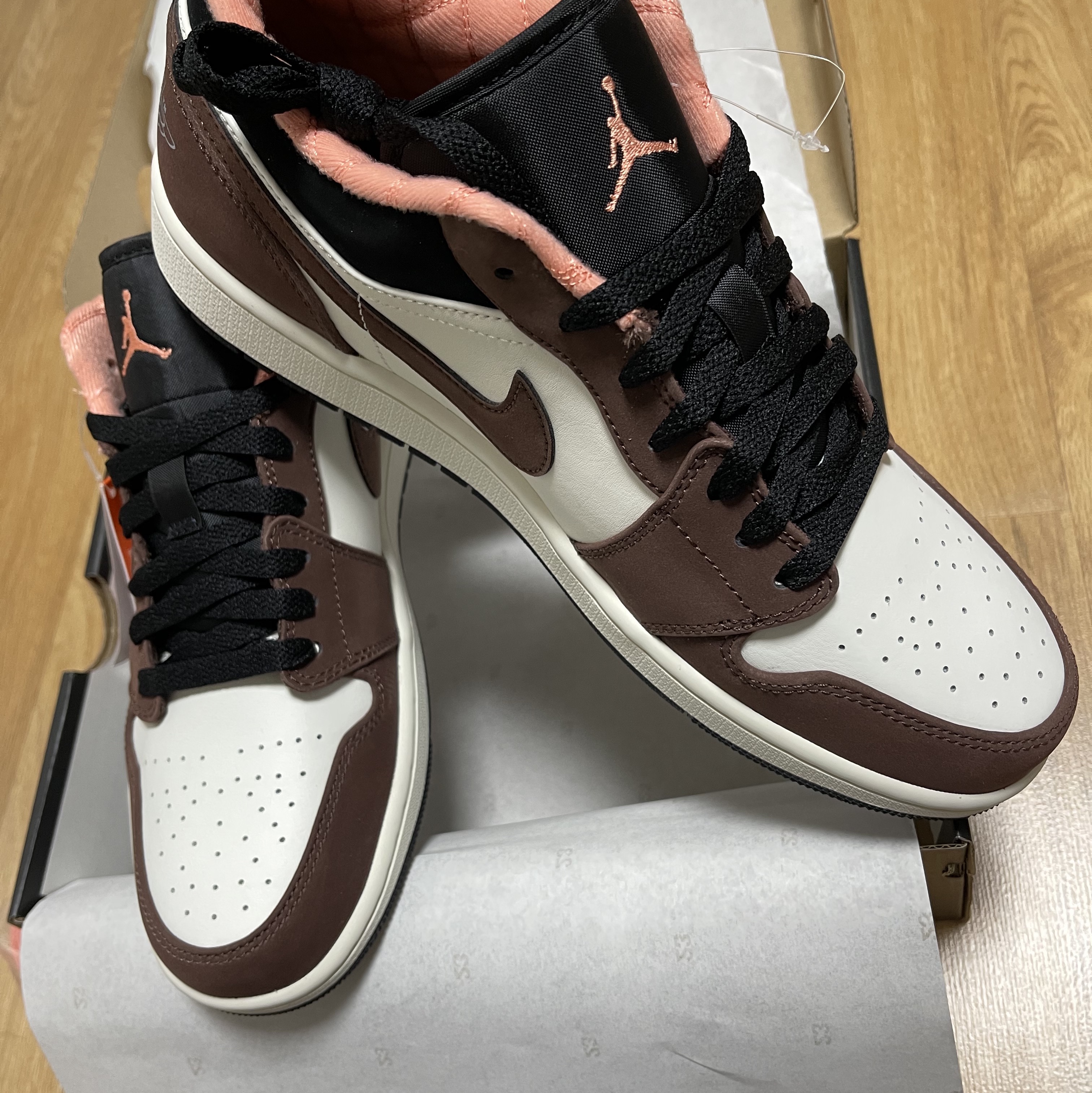 Jordan 1 Low SE Chocolate Bliss 착용 스타일 - 1