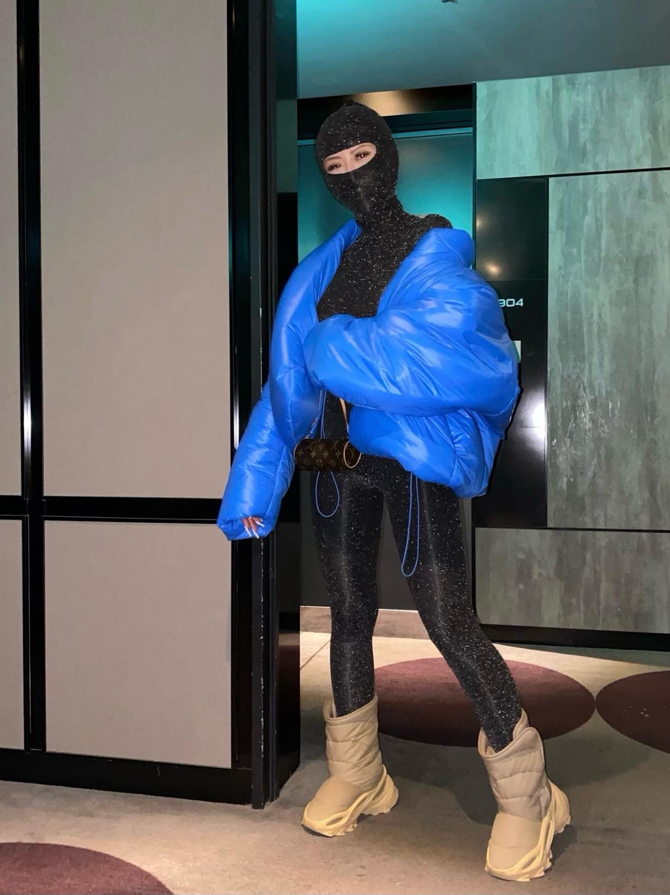 Yeezy Gap Round Jacket Blue, Adidas Yeezy NSLTD Boot Khaki 착용 스타일 - 1