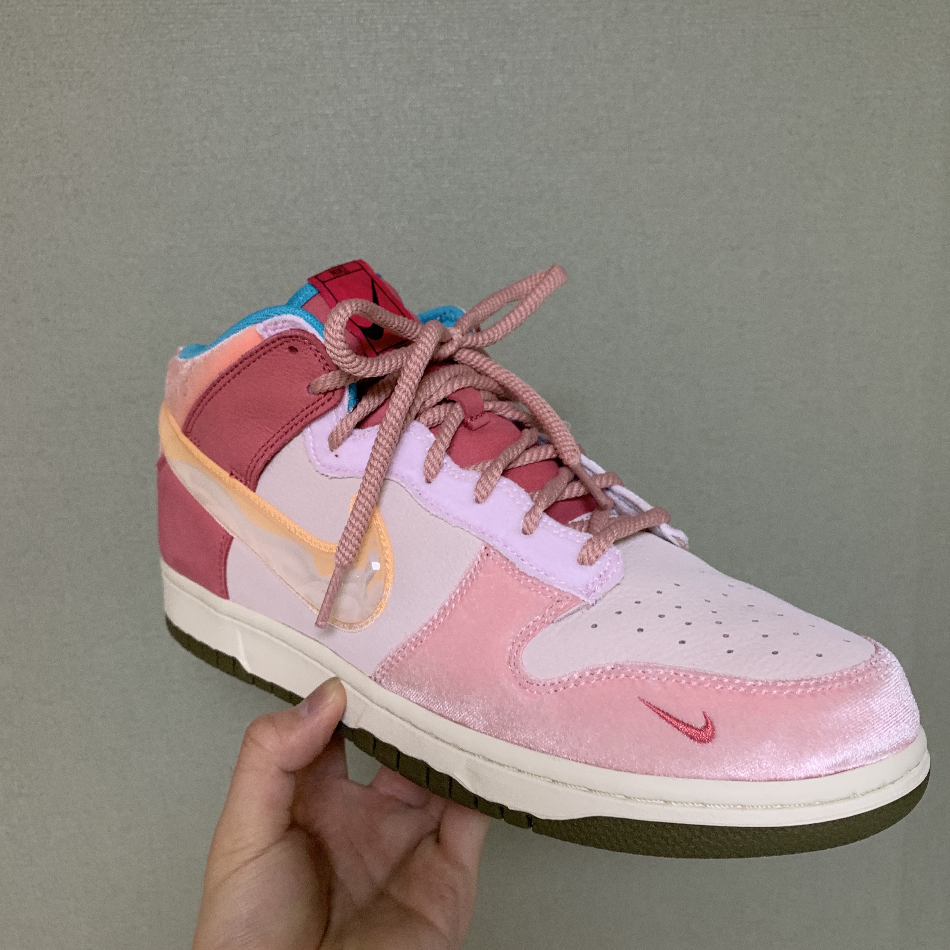 Nike x Social Status Dunk Mid Free Lunch Strawberry Milk 착용 스타일 - 3