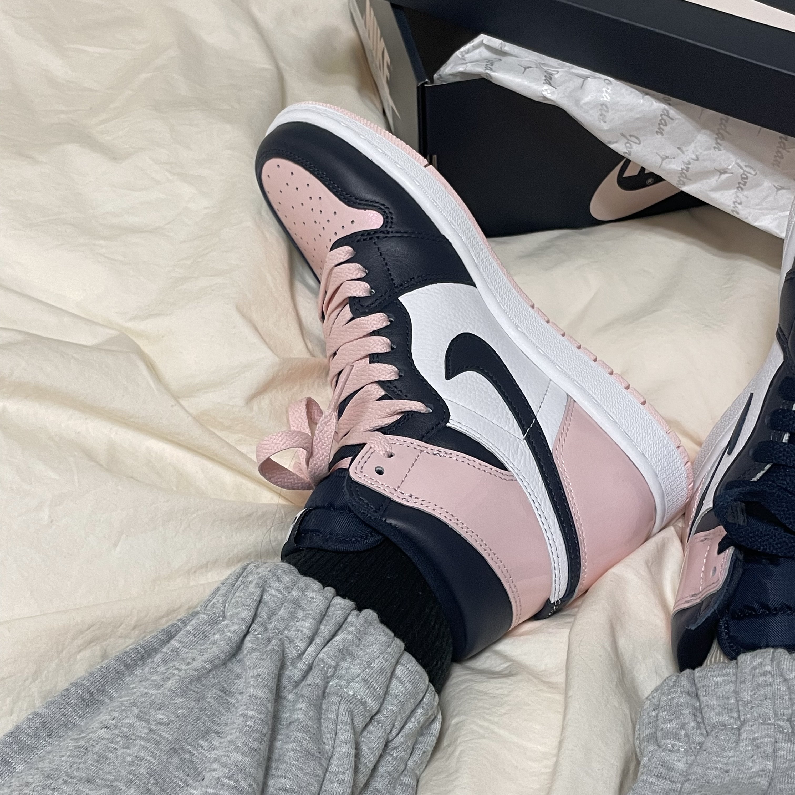 (W) Jordan 1 Retro High OG Atmosphere 착용 스타일 - 2