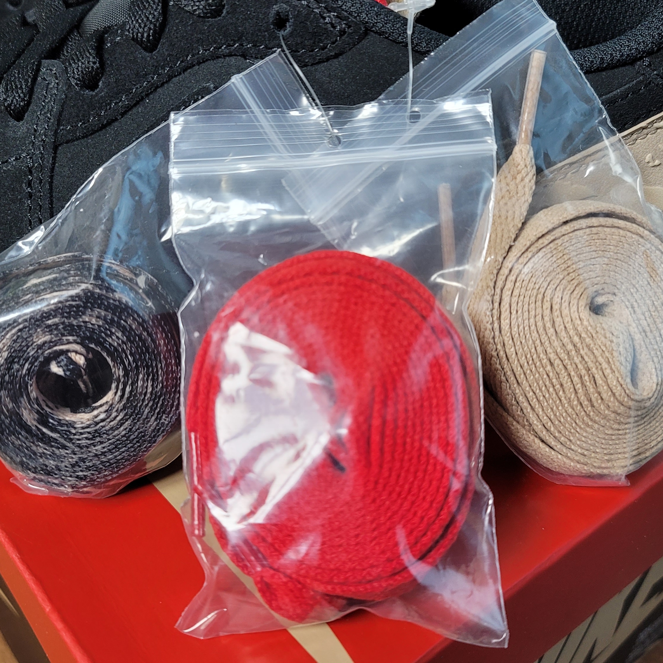 Jordan 1 x SoleFly Retro Low OG SP Black and Sport Red 착용 스타일 - 4