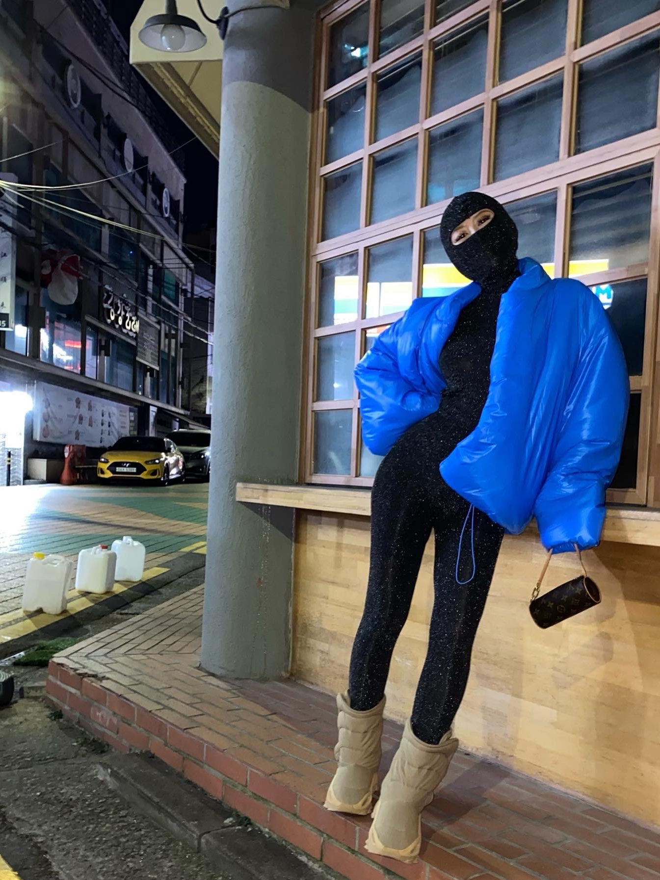 Yeezy Gap Round Jacket Blue, Adidas Yeezy NSLTD Boot Khaki 착용 스타일 - 4