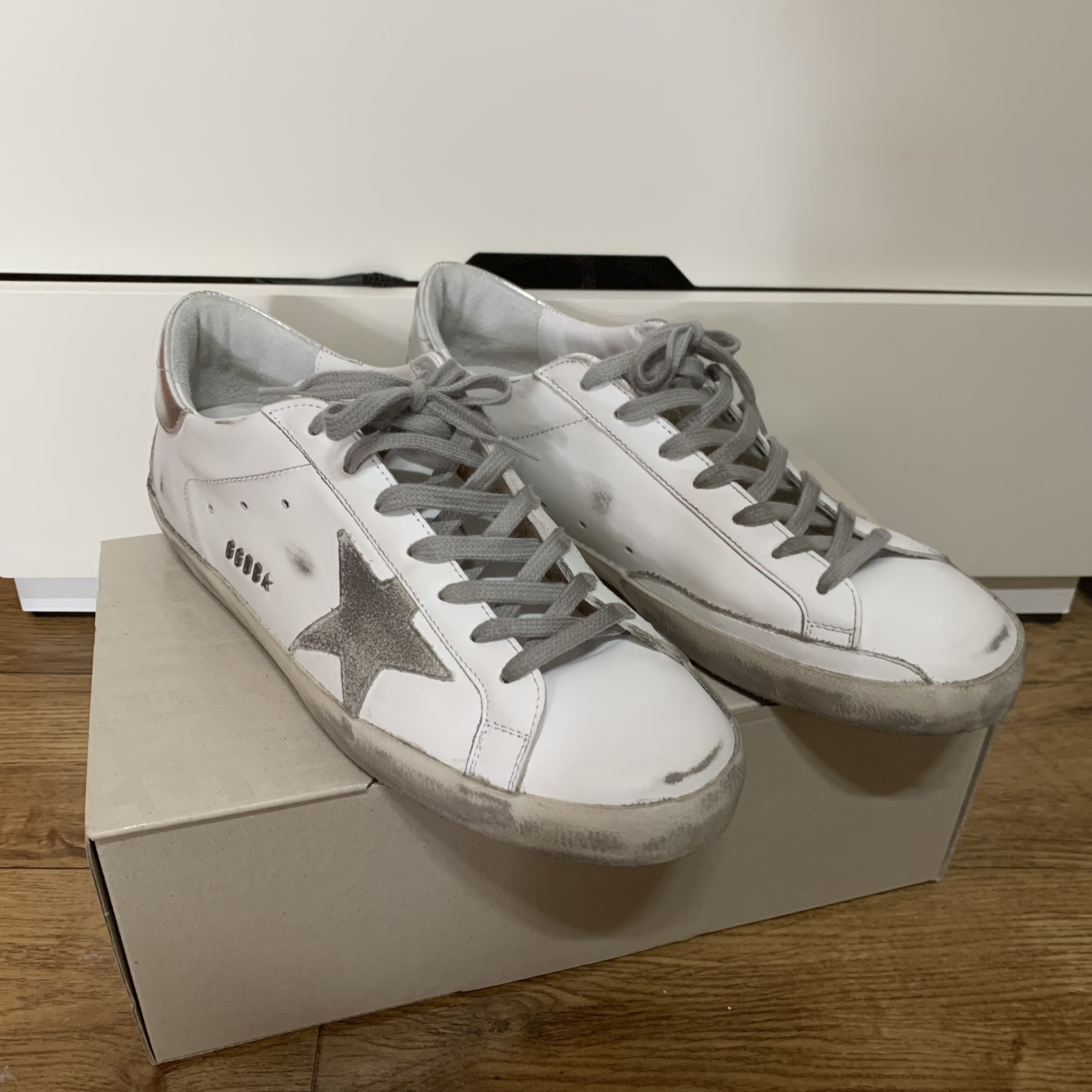 Golden Goose Superstar White Silver Heel Tab Sneakers 착용 스타일 - 4