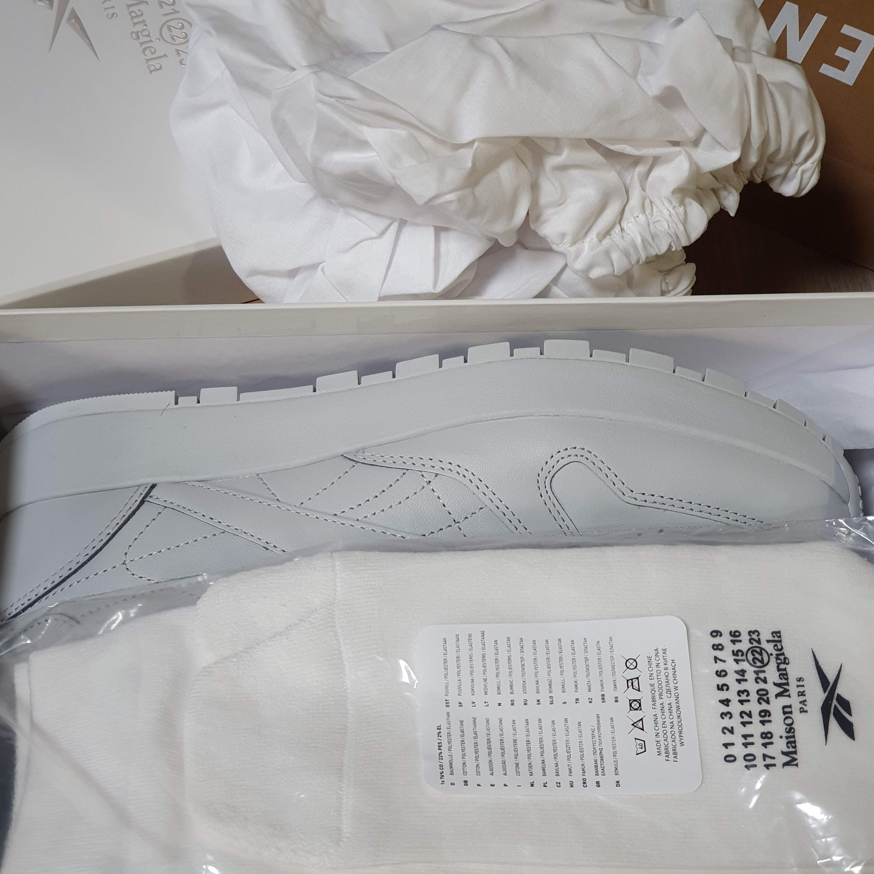 Reebok x Maison Margiela Classic Leather Tabi Shoes Grey 착용 스타일 - 1