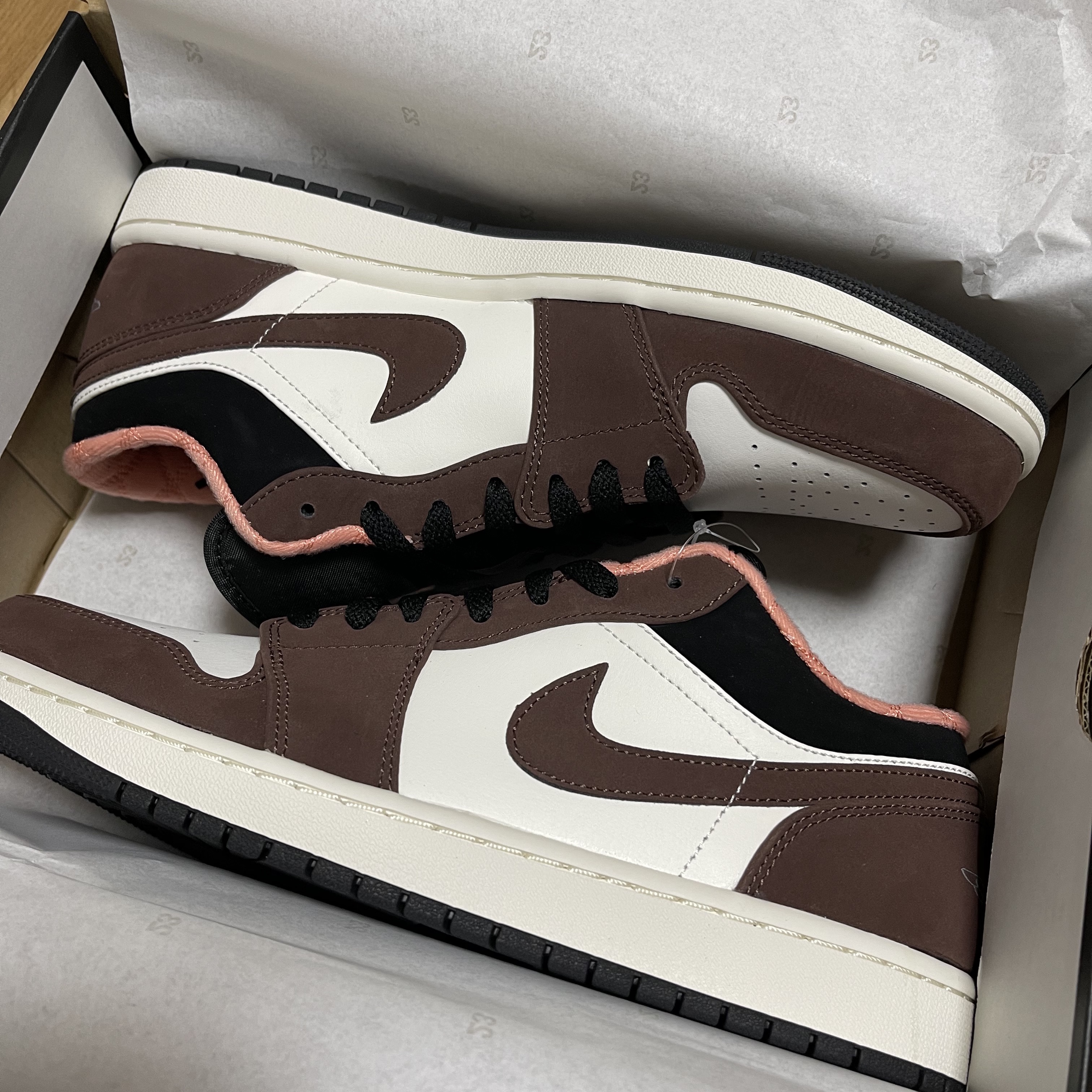Jordan 1 Low SE Chocolate Bliss 착용 스타일 - 2