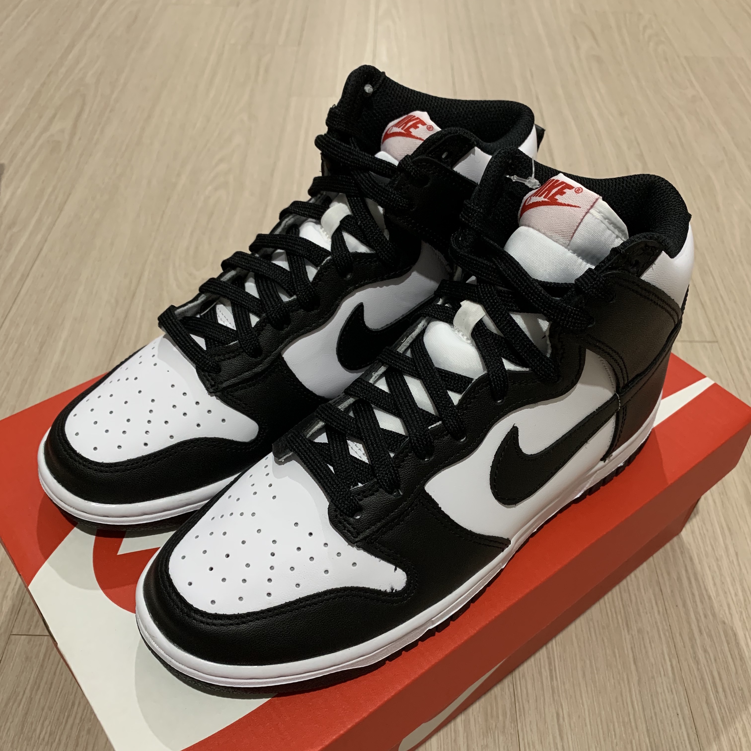 (W) Nike Dunk High Black and White 착용 스타일 - 1