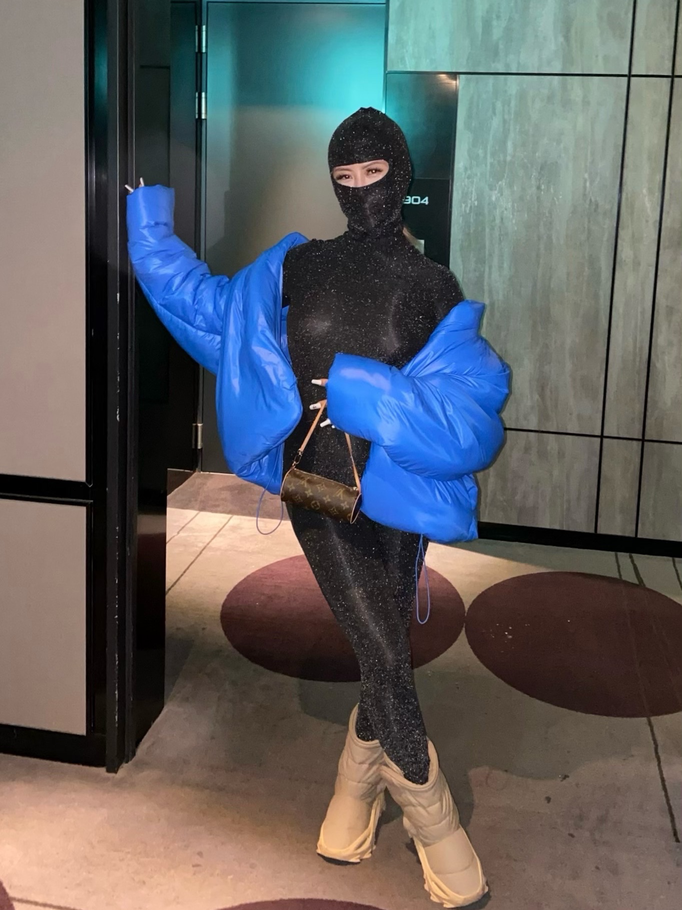 Yeezy Gap Round Jacket Blue, Adidas Yeezy NSLTD Boot Khaki 착용 스타일 - 2