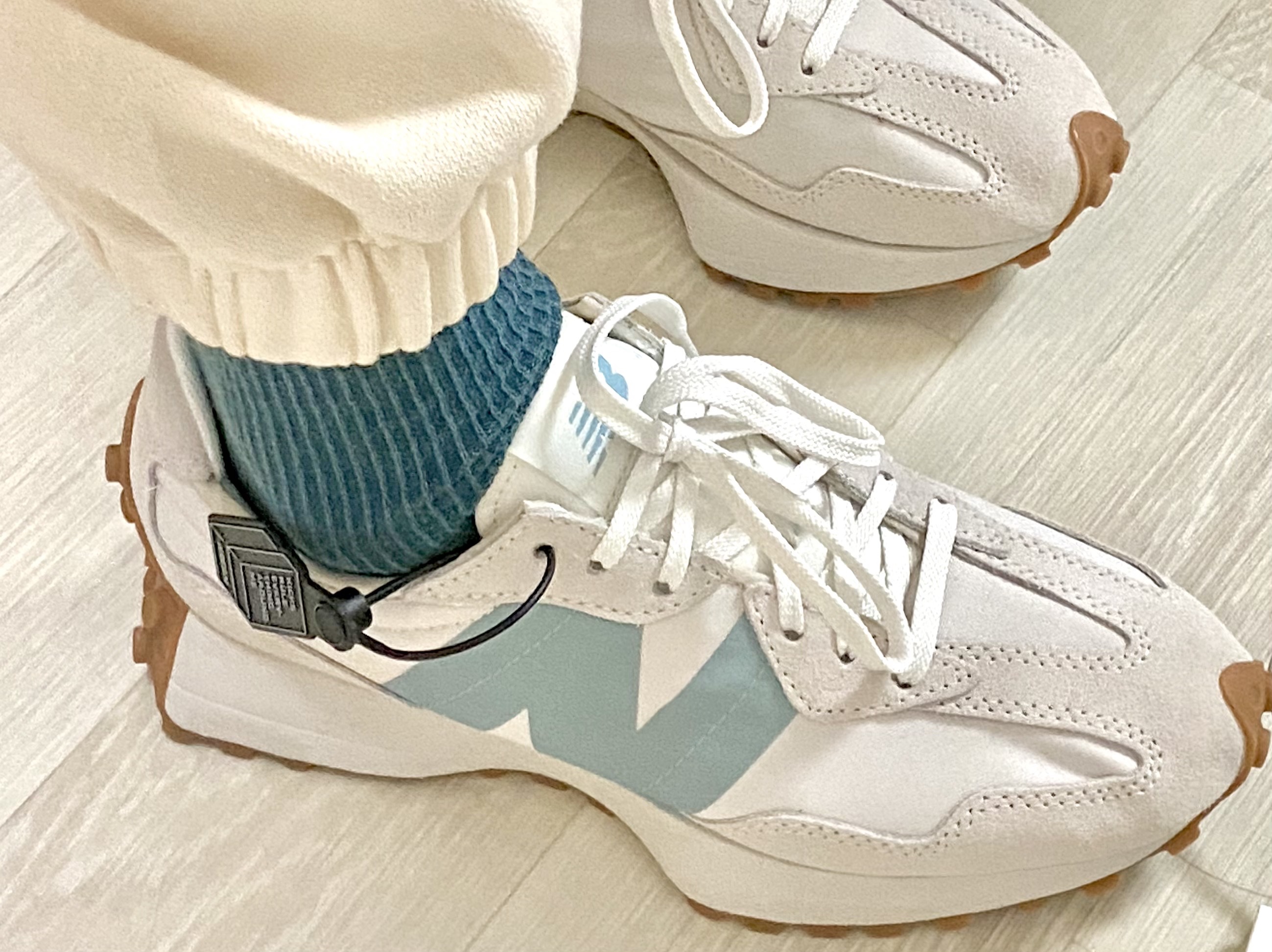 (W) New Balance 327 Moonbeam Storm Blue 착용 스타일