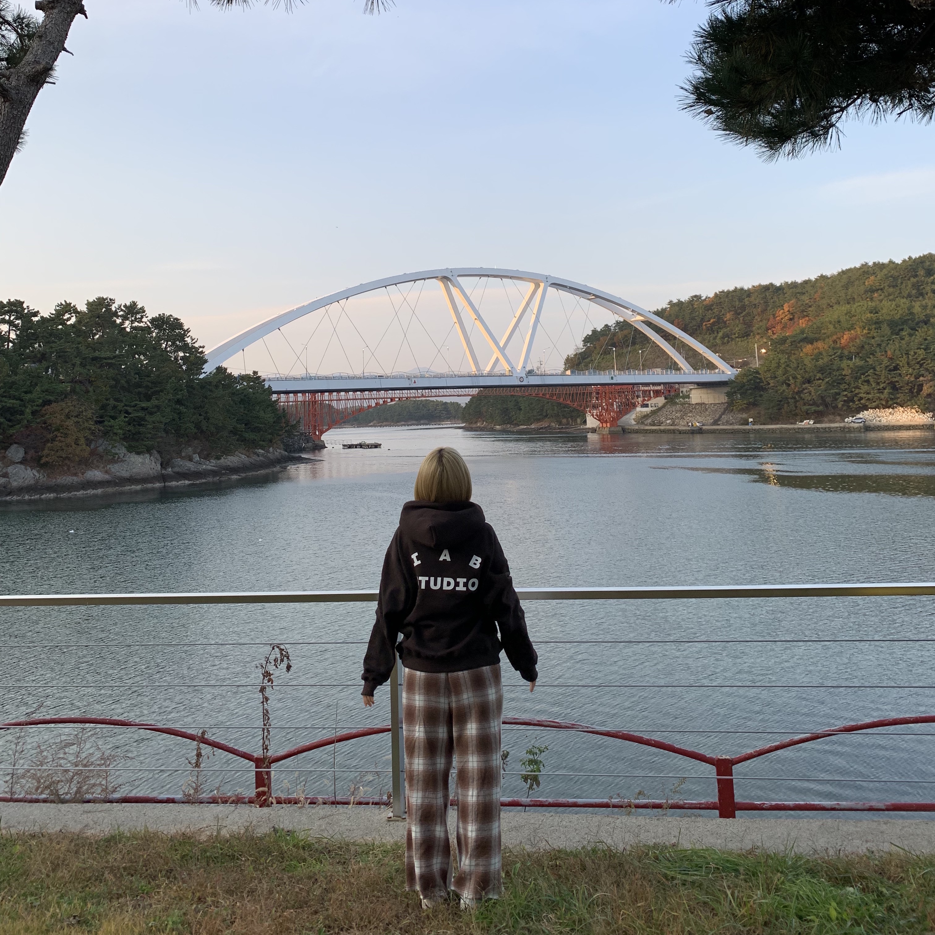 IAB Studio Hoodie Brown 착용 스타일 - 2