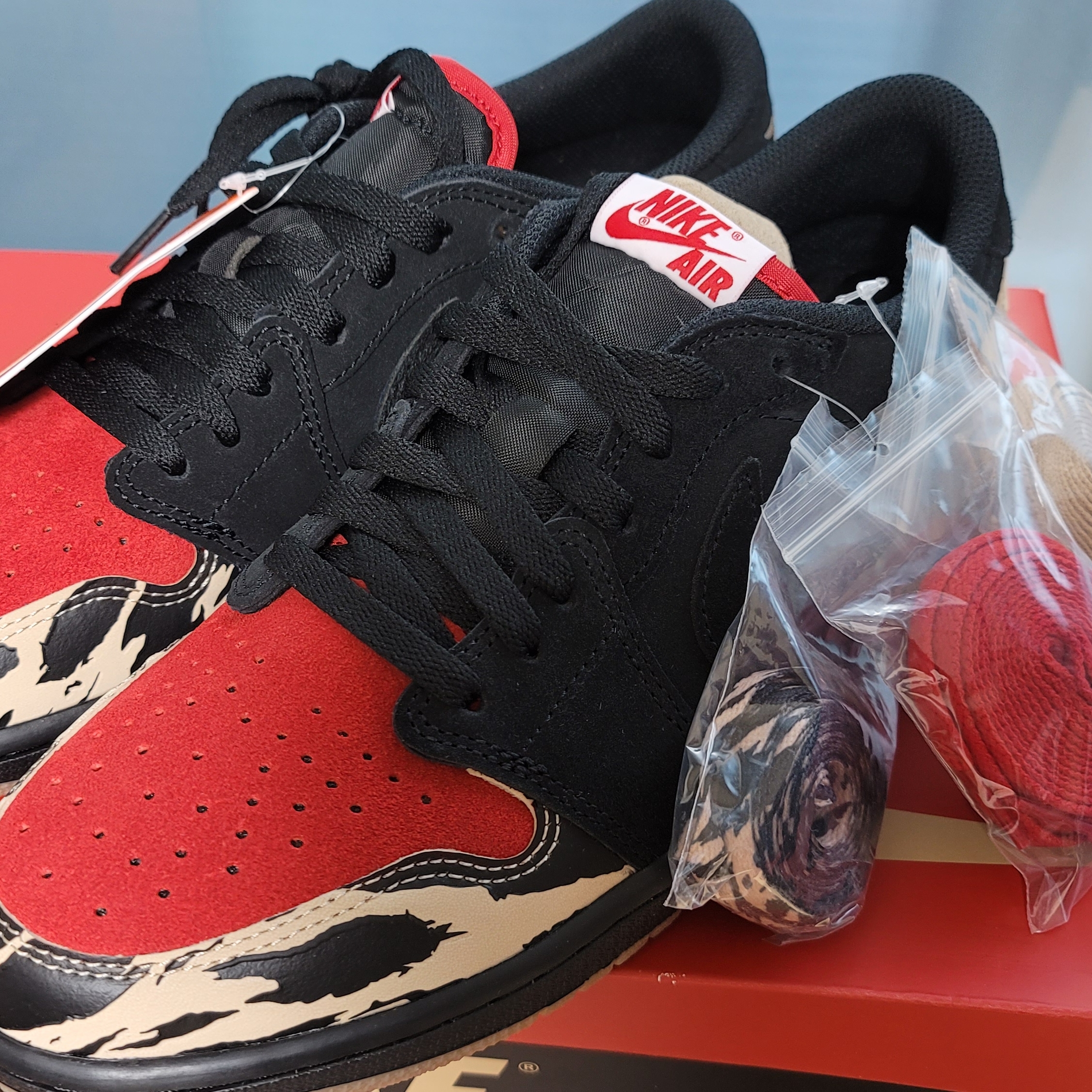 Jordan 1 x SoleFly Retro Low OG SP Black and Sport Red 착용 스타일 - 1