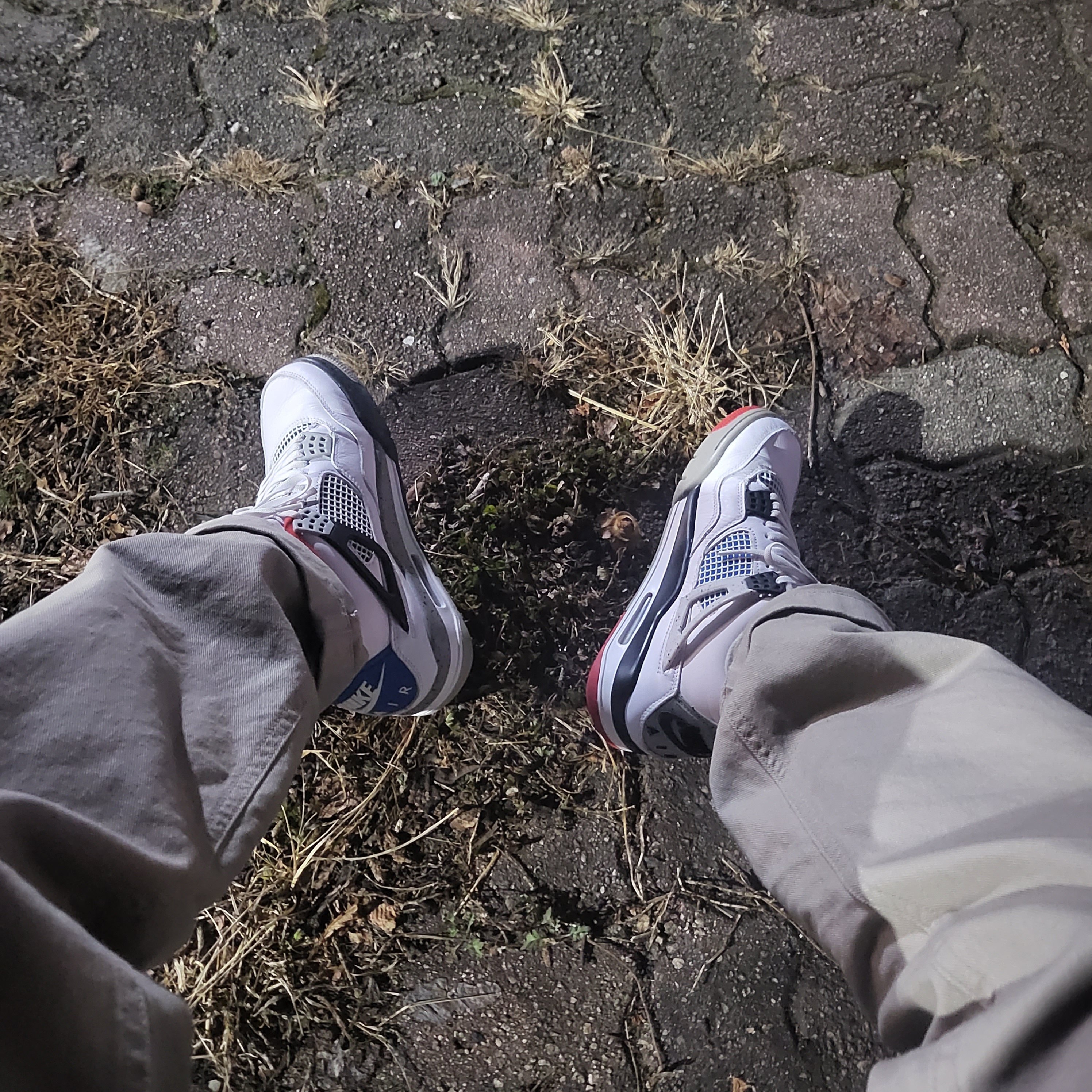 Jordan 4 Retro What The 4, Jordan 1 Retro High OG Gym Red 착용 스타일 - 1