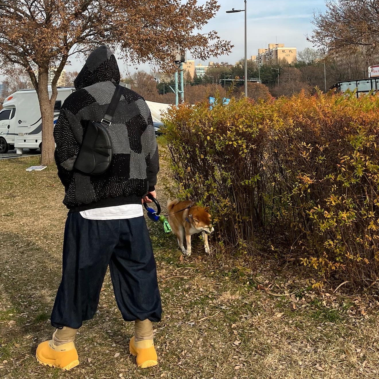 adidas Yeezy Knit RNR Boot Sulfur 착용 스타일 - 2