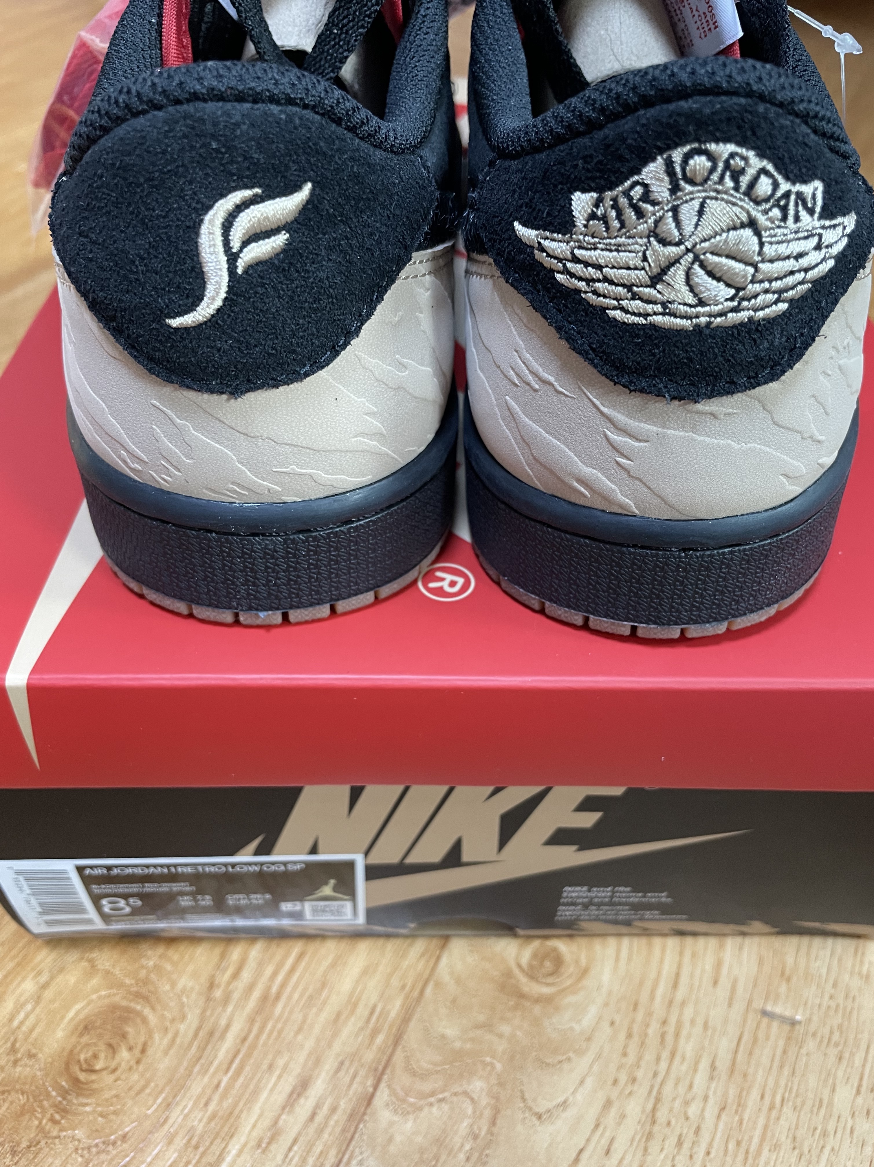 Jordan 1 x SoleFly Retro Low OG SP Black and Sport Red 착용 스타일 - 3