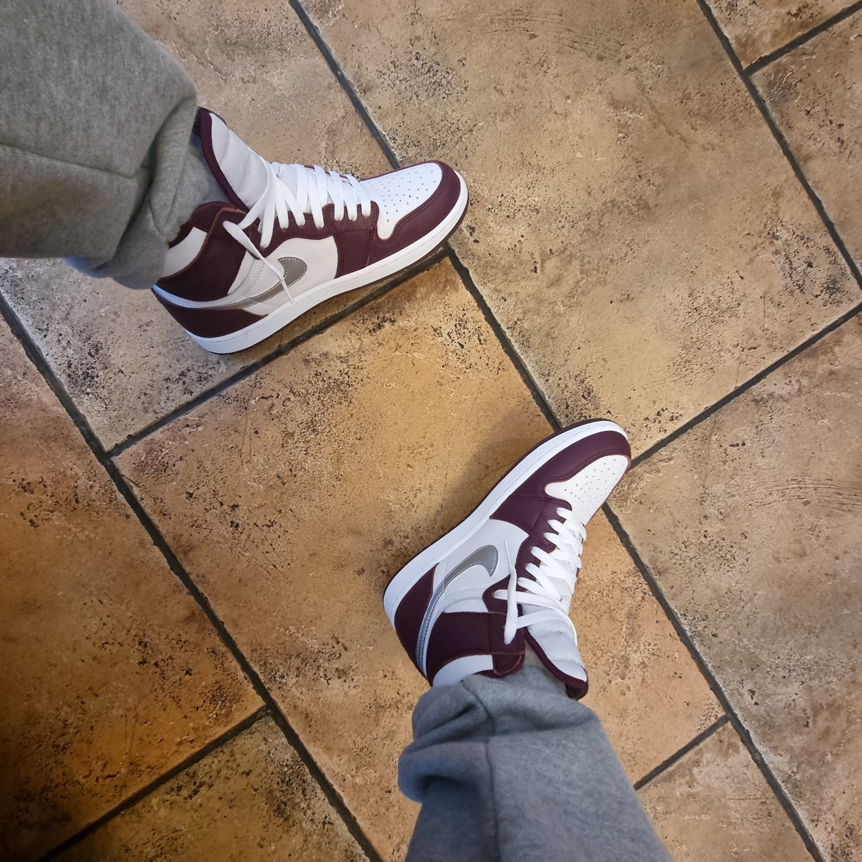 Jordan 1 Retro High OG Bordeaux 착용 스타일 - 1