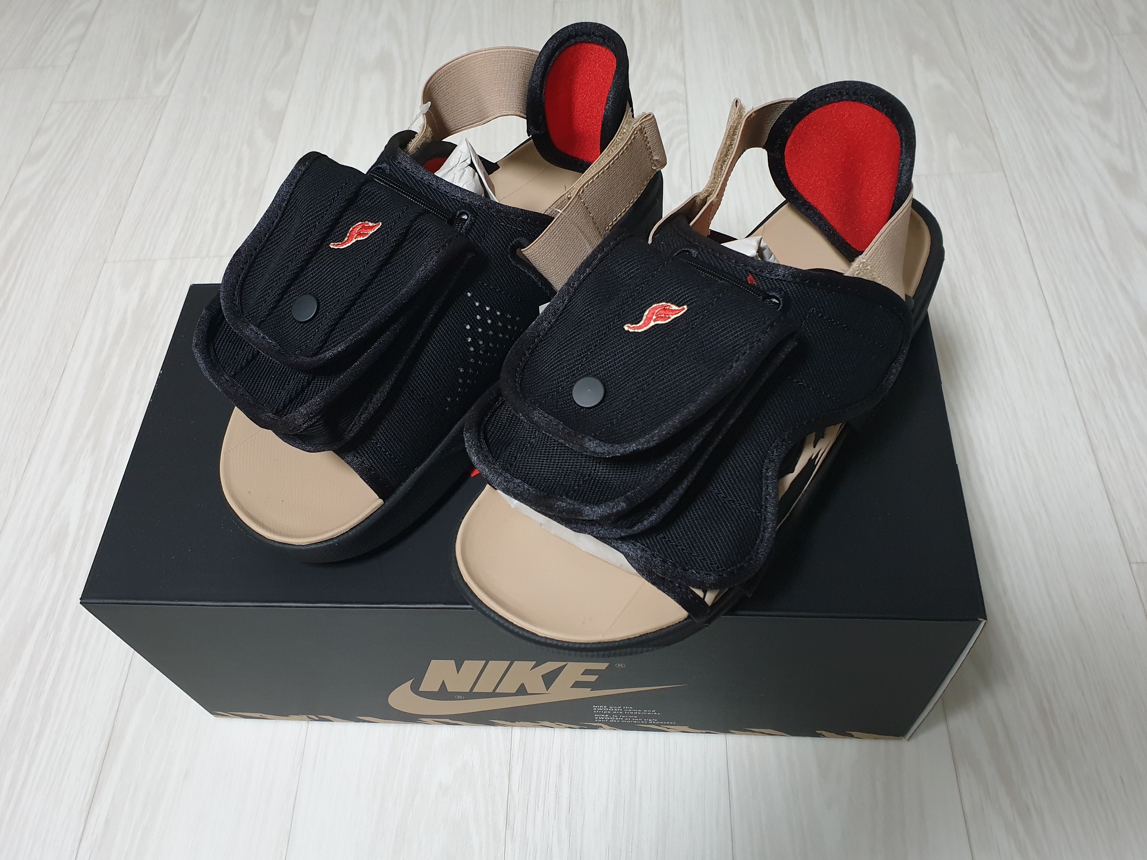 Jordan x SoleFly LS Slide SP Black and Sport Red 착용 스타일 - 1