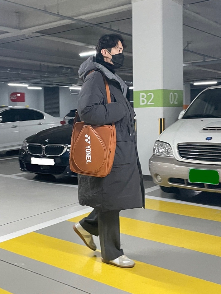 Maison Margiela Calfskin Replica Sneakers, IAB Studio x Yonex Racquet Bag Caramel 착용 스타일 - 2