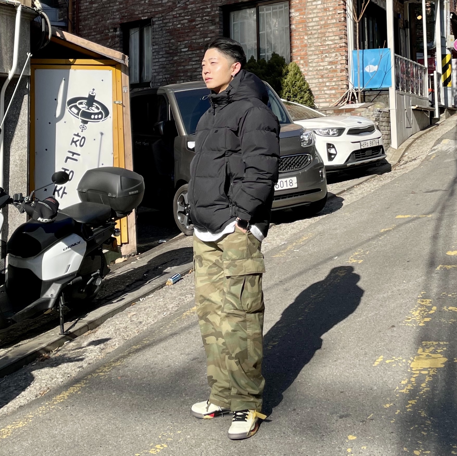 Jordan 5 x Off-White Retro SP Sail Fire Red 착용 스타일