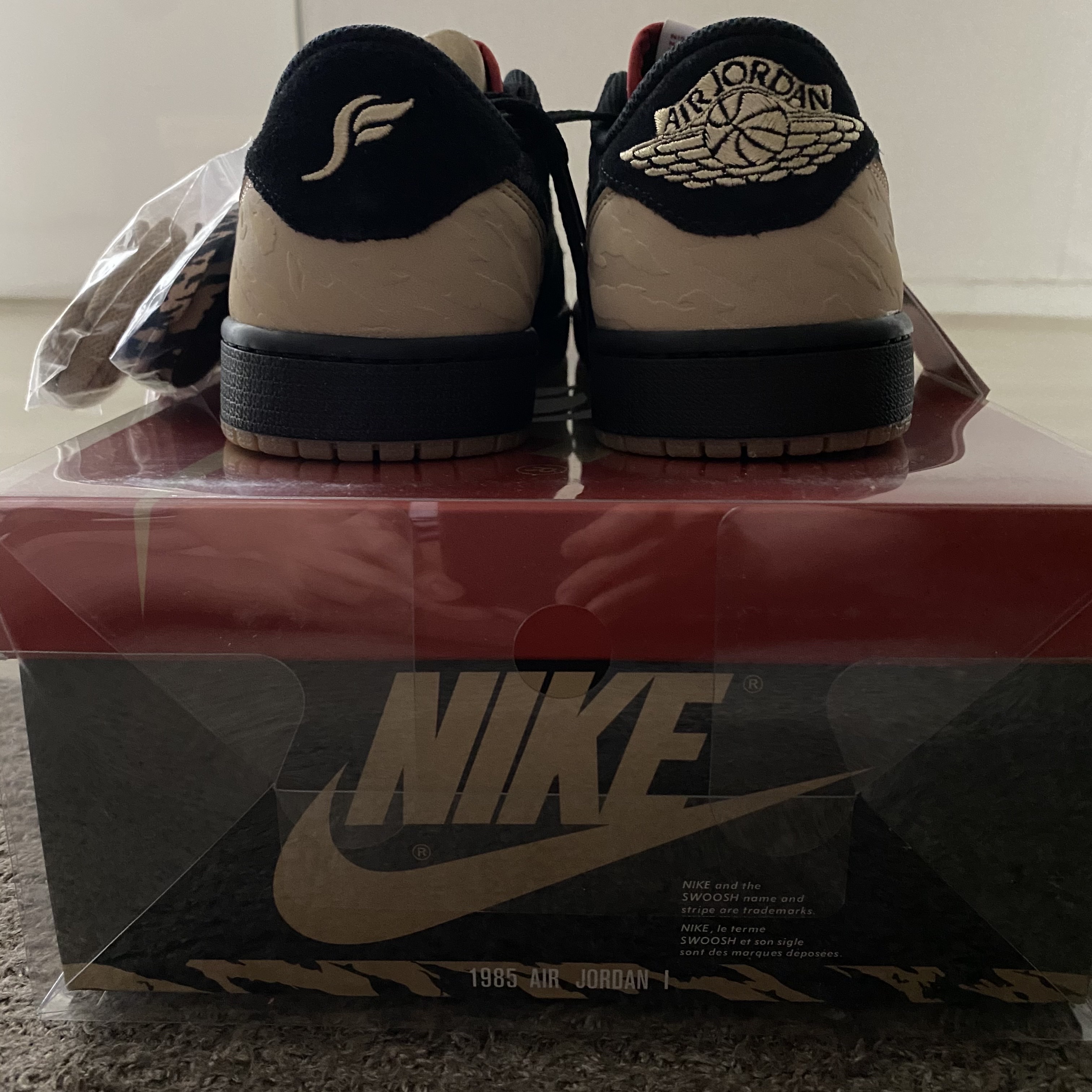 Jordan 1 x SoleFly Retro Low OG SP Black and Sport Red 착용 스타일 - 3