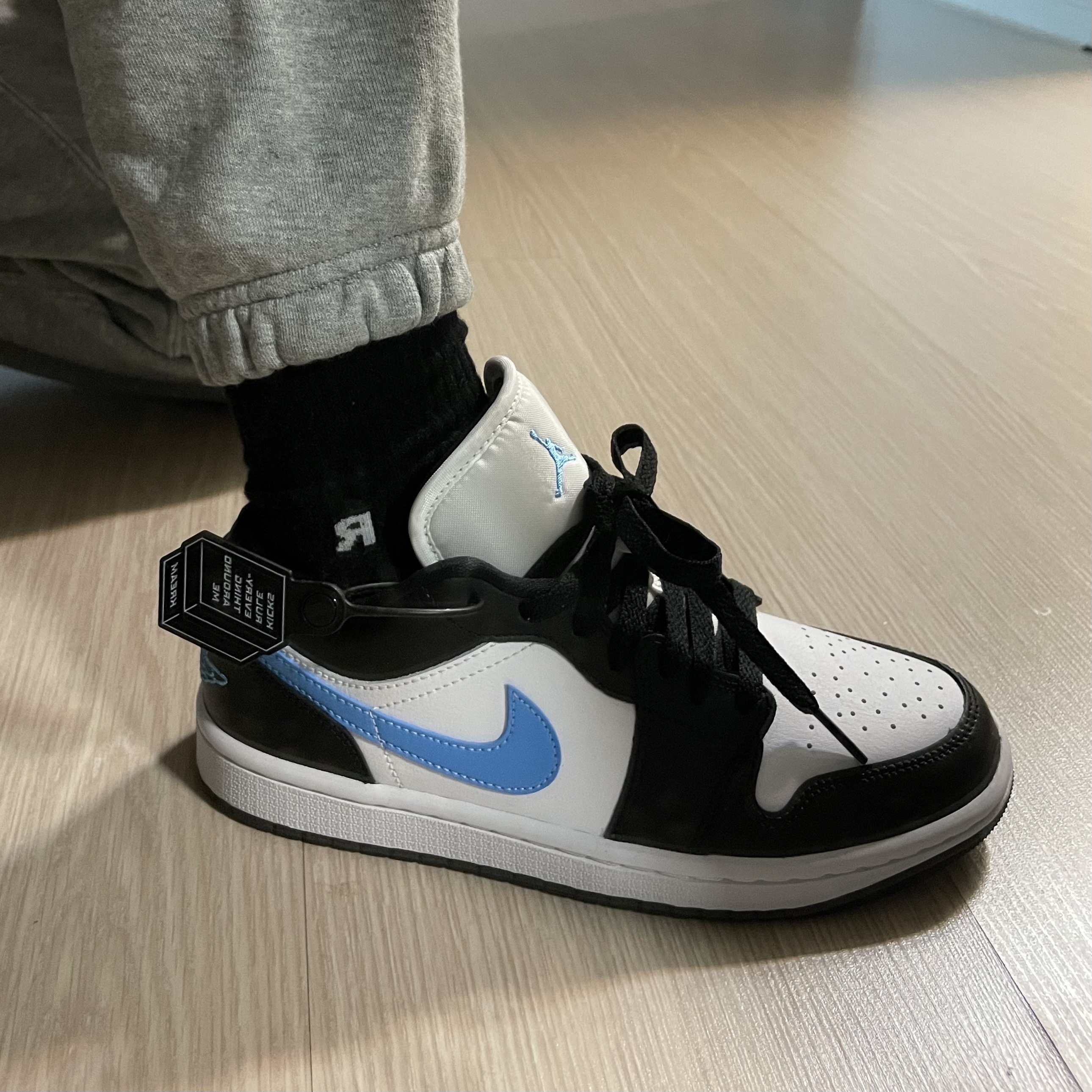 (W) Jordan 1 Low Black University Blue 착용 스타일 - 2