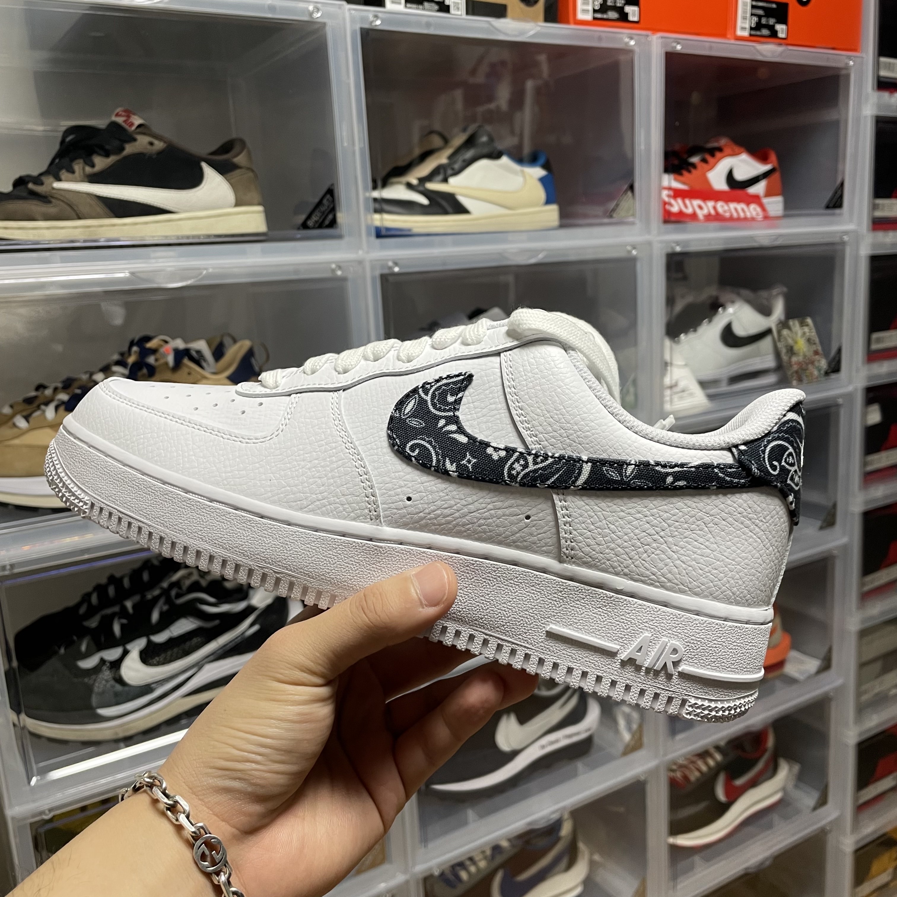 (W) Nike Air Force 1 '07 Essential Paisley Swoosh White Black 착용 스타일