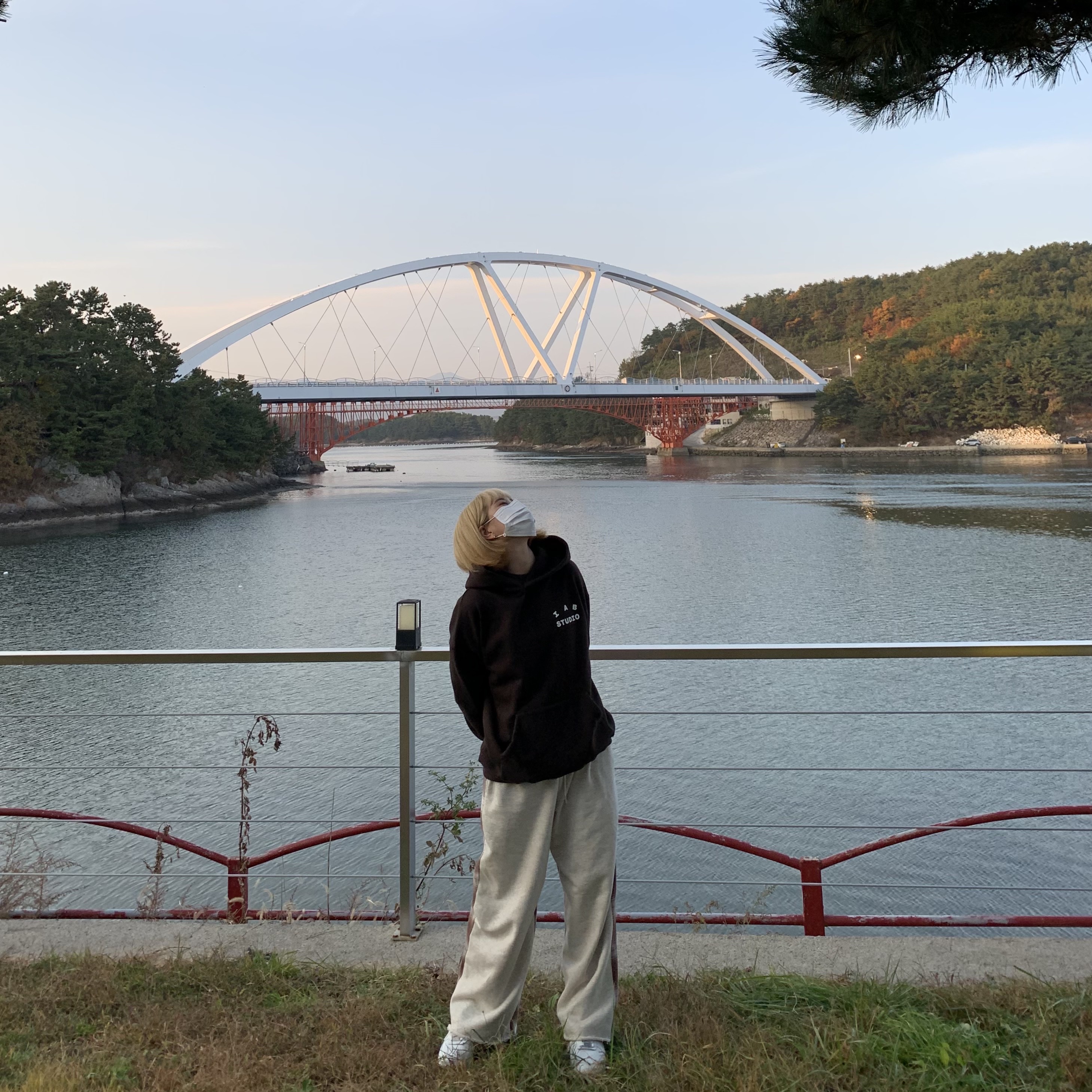 IAB Studio Hoodie Brown 착용 스타일 - 1