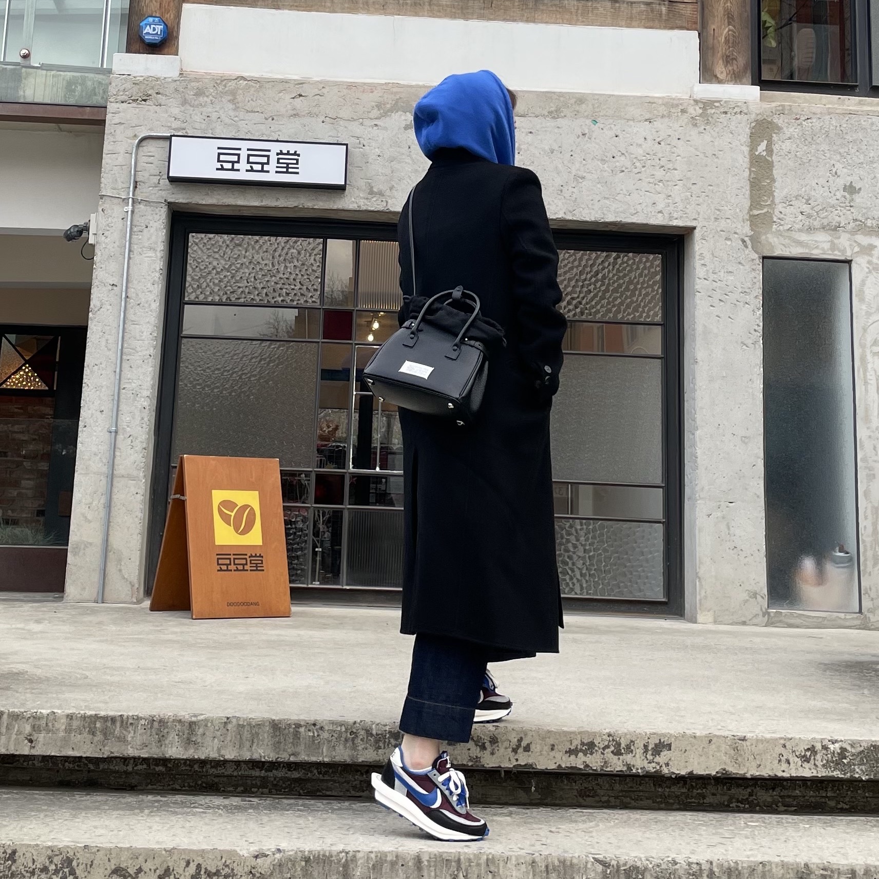 Nike x Sacai x Undercover LDWaffle Night Maroon Team Royal, Maison Margiela 5AC Small Drawstring Bag Black 착용 스타일