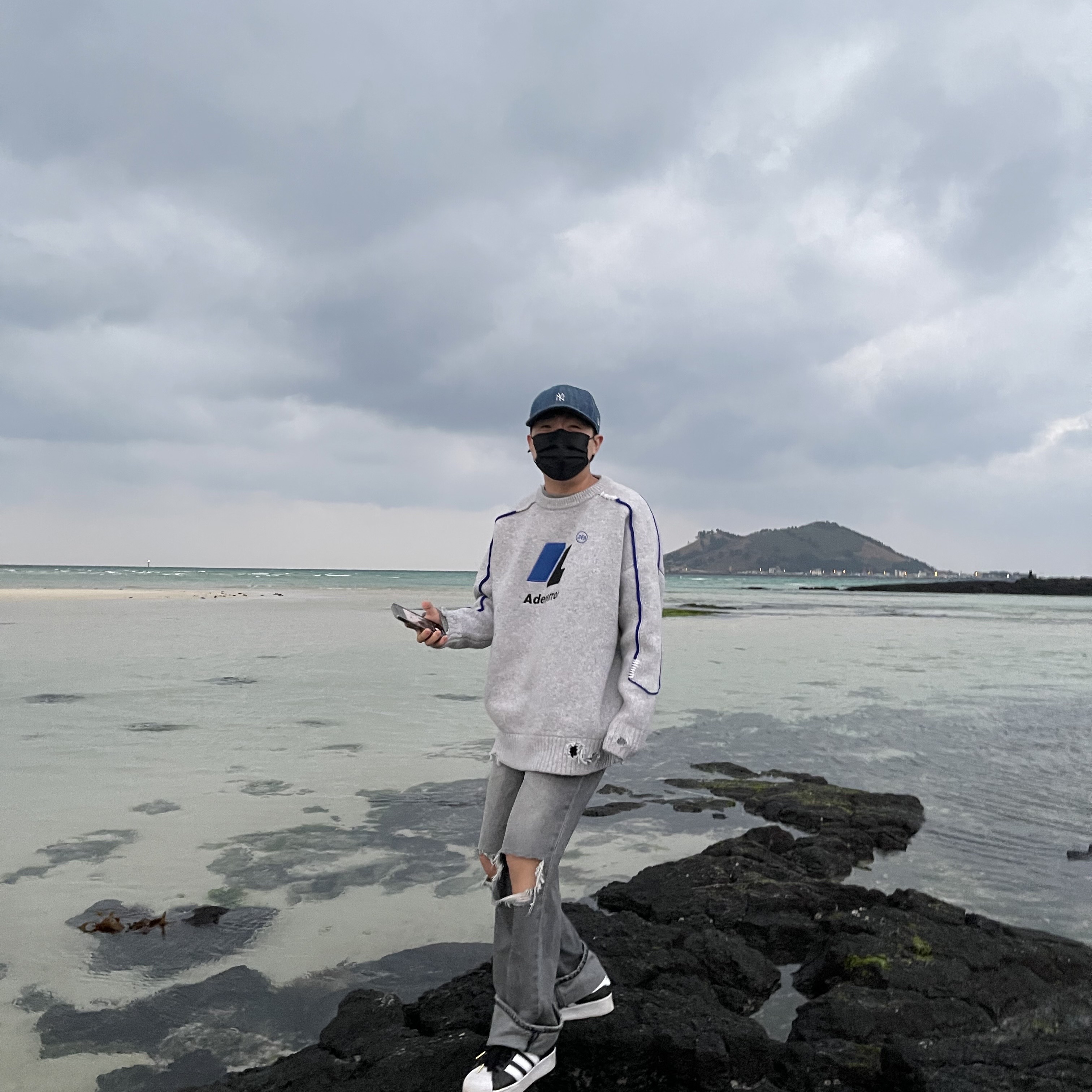Zara x Ader Error Oversize Sweater Grey 착용 스타일