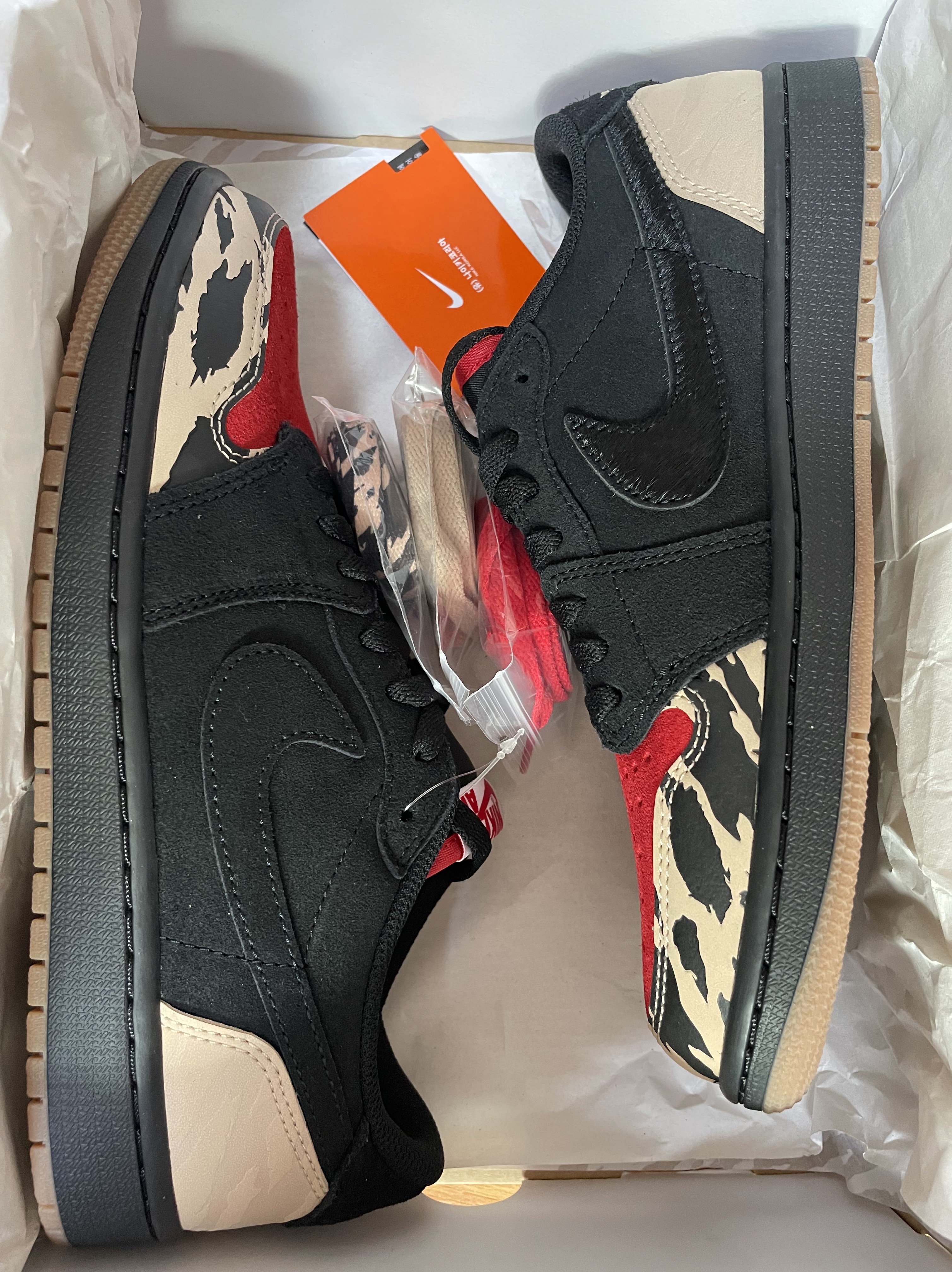 Jordan 1 x SoleFly Retro Low OG SP Black and Sport Red 착용 스타일 - 1