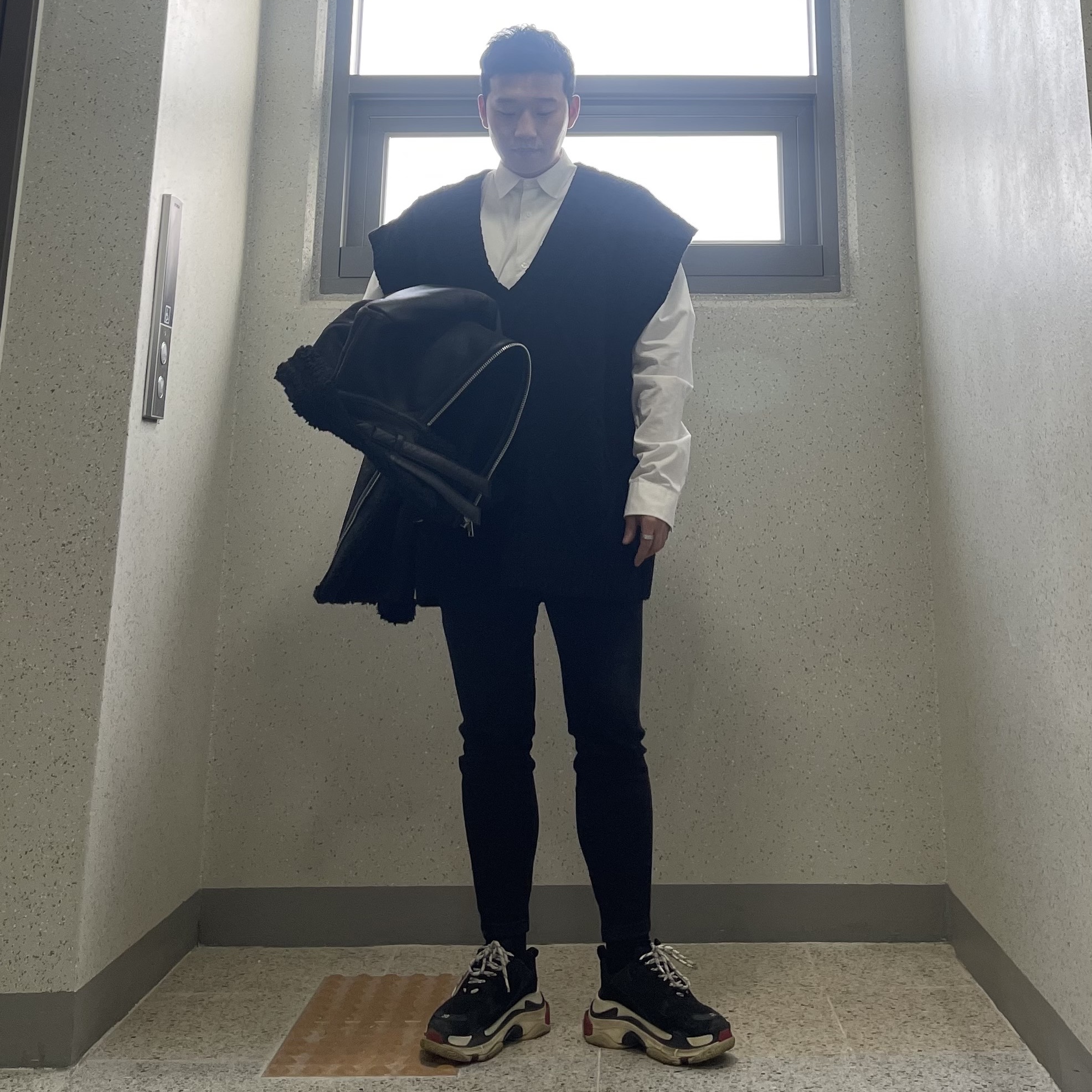 (W) Balenciaga Triple S Trainer Black White Red 착용 스타일 - 2