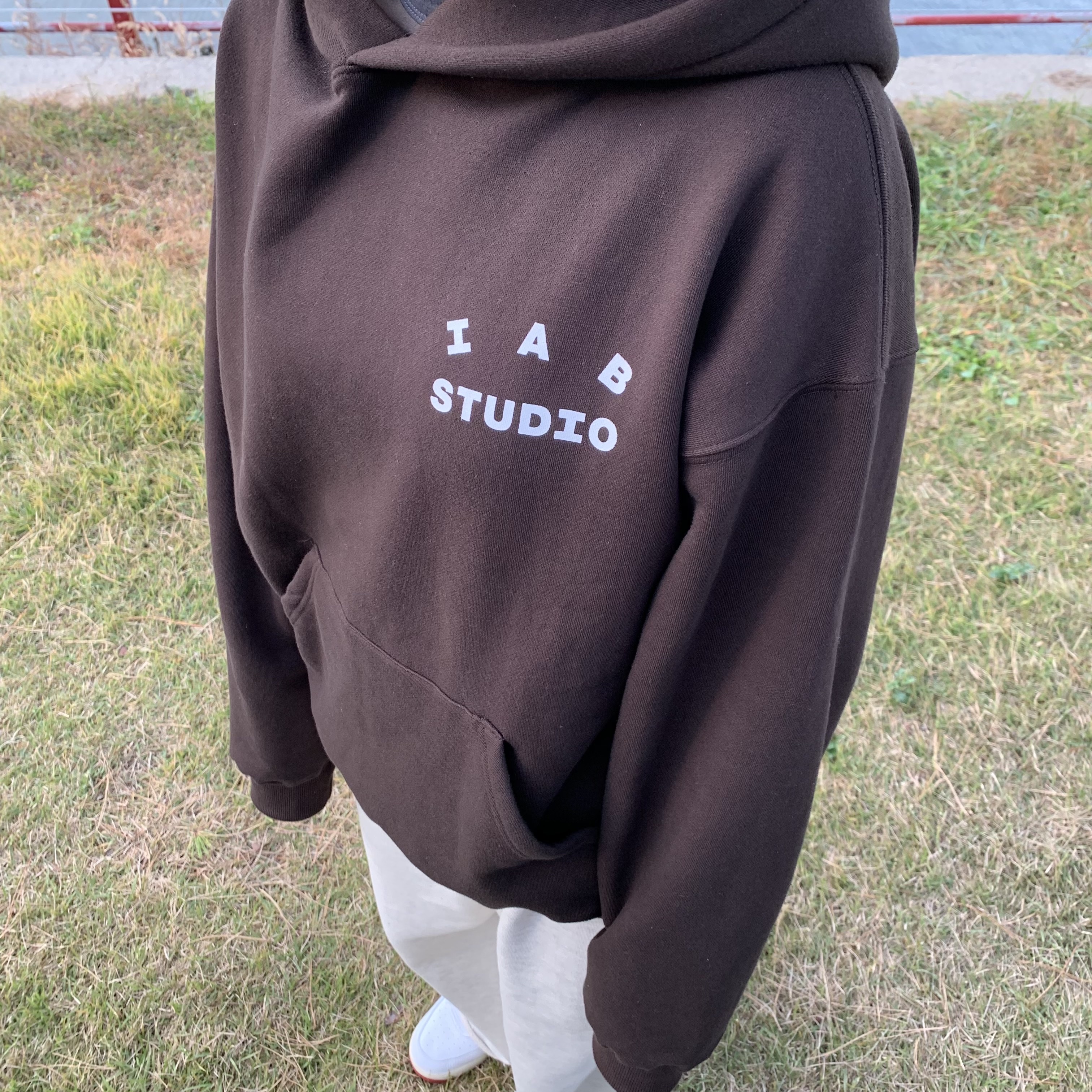 IAB Studio Hoodie Brown 착용 스타일 - 3