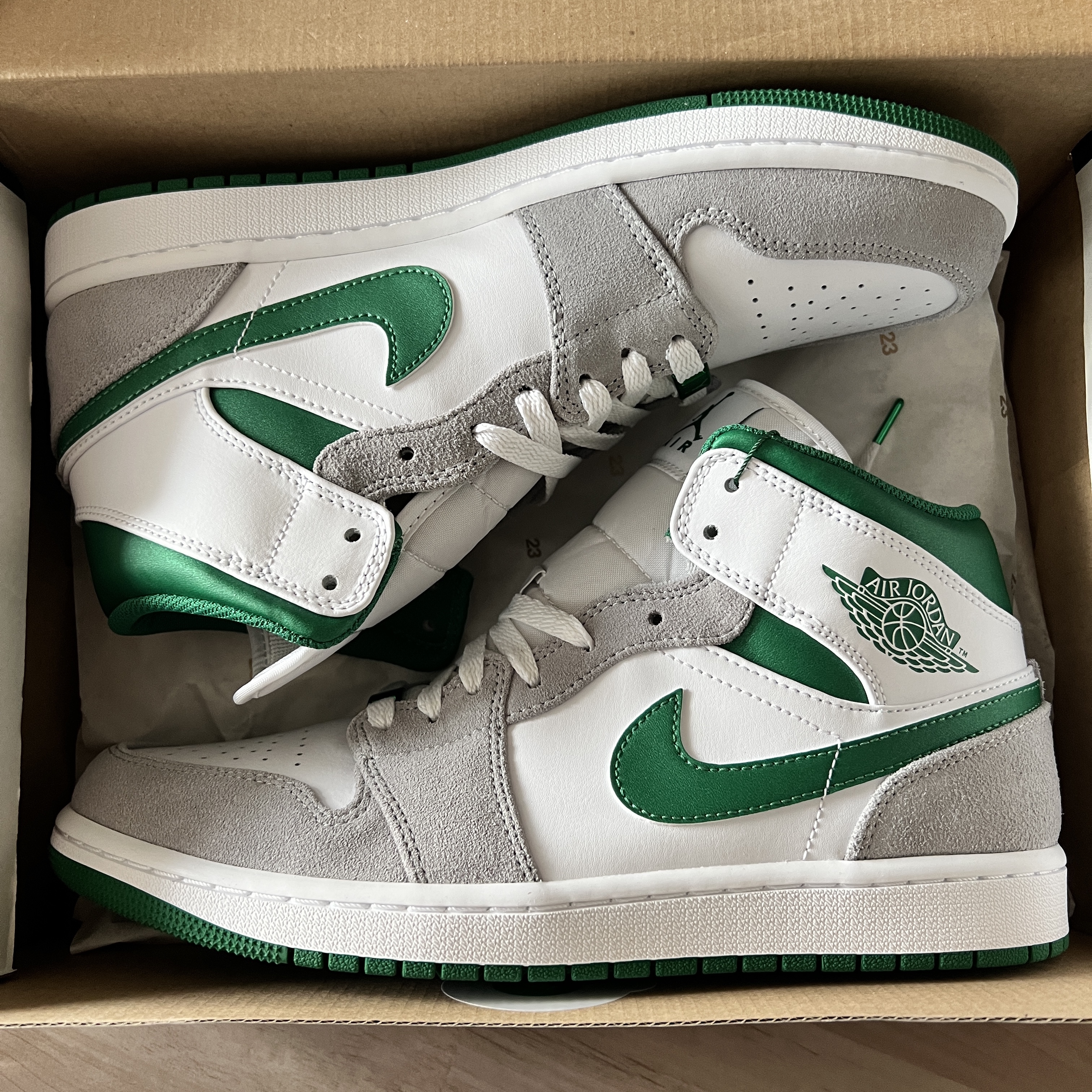 Jordan 1 Mid SE Pine Green Light Smoke Grey 착용 스타일 - 2