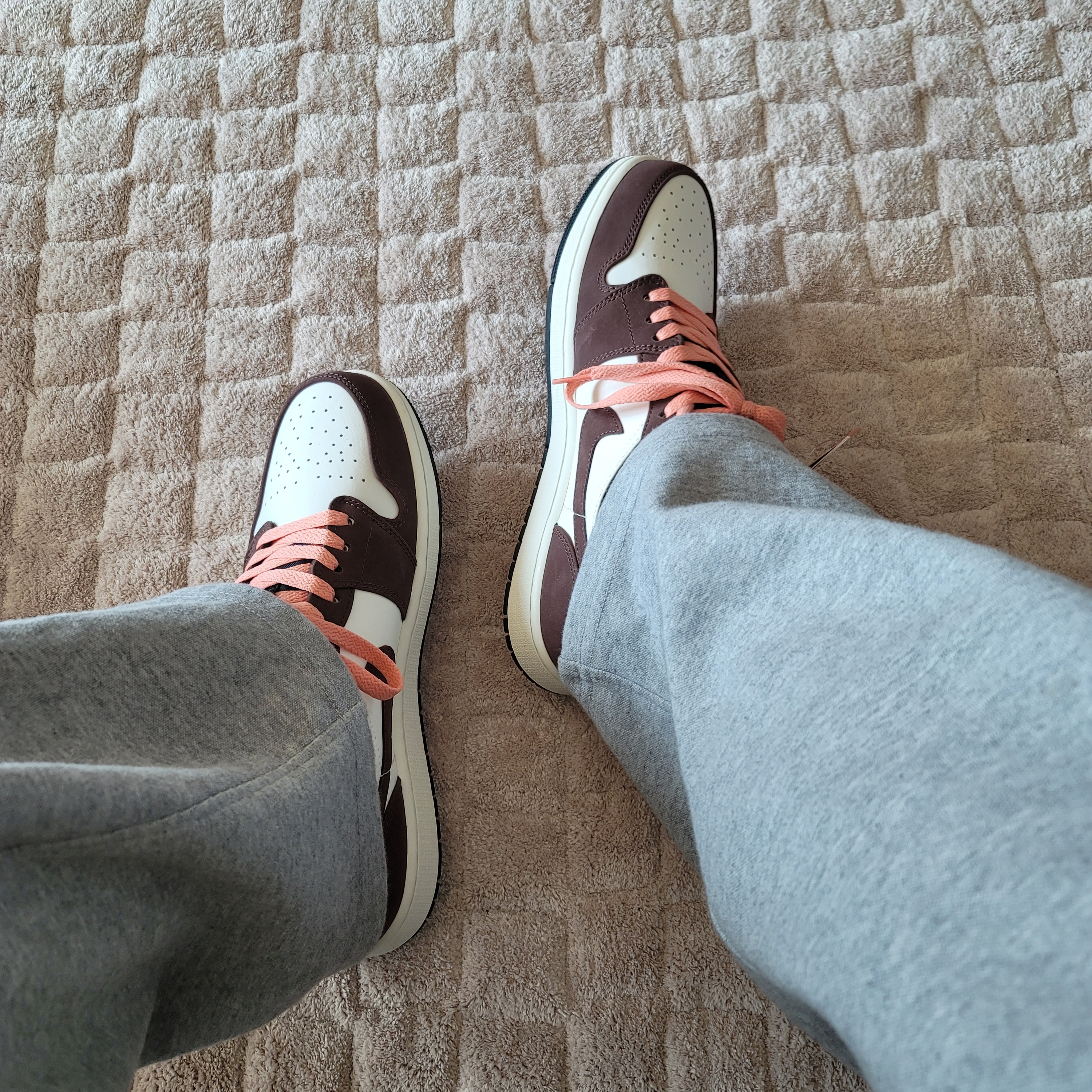Jordan 1 Low SE Chocolate Bliss 착용 스타일