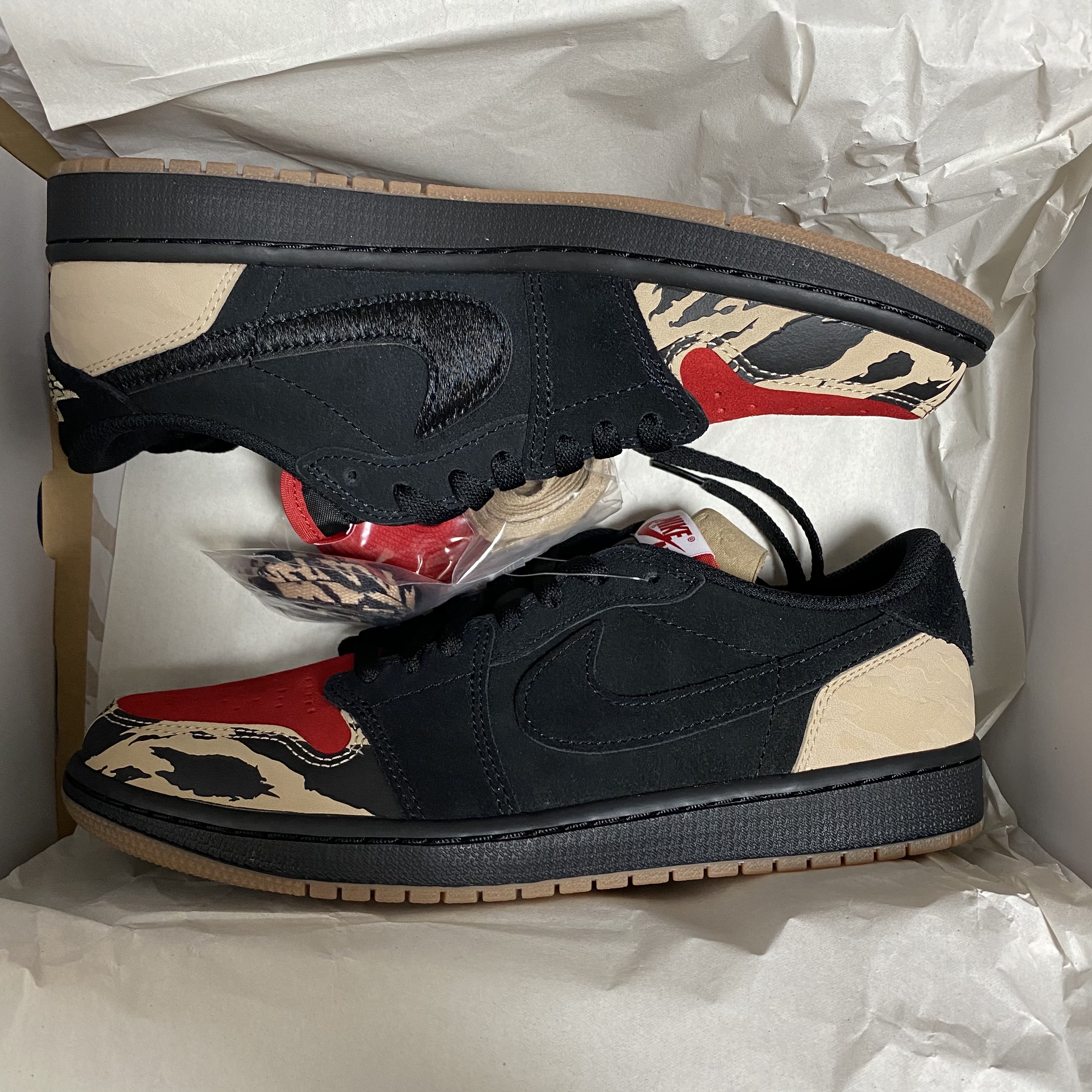 Jordan 1 x SoleFly Retro Low OG SP Black and Sport Red 착용 스타일 - 2