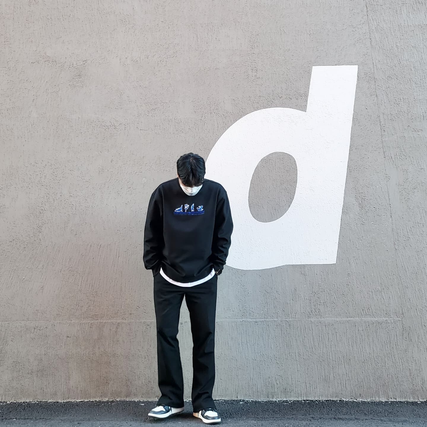 Jordan 1 Retro High OG Black Mocha, Maison Kitsune x Ader Error Yoga Blue Fox Sweatshirt Black 착용 스타일