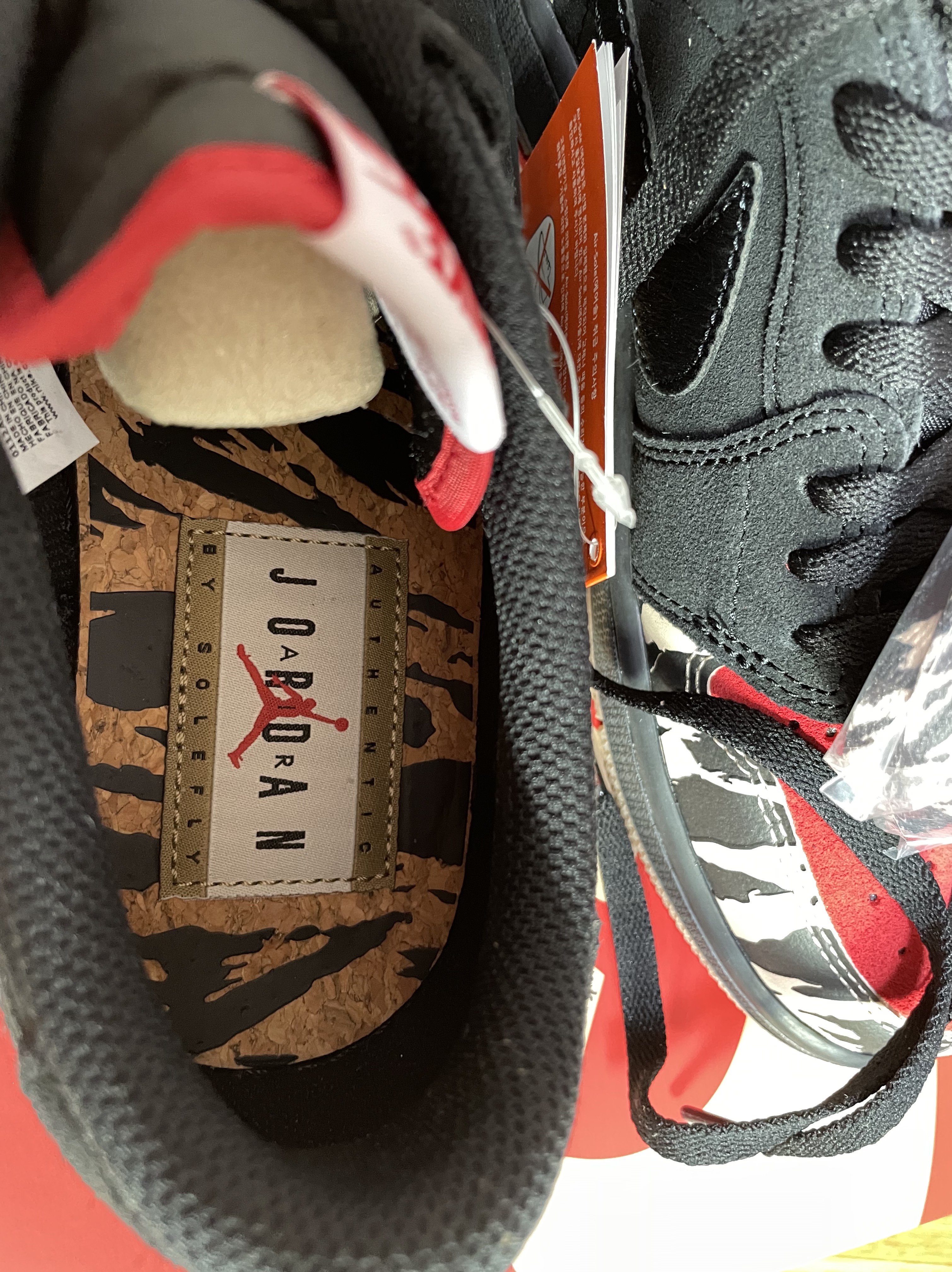 Jordan 1 x SoleFly Retro Low OG SP Black and Sport Red 착용 스타일 - 2